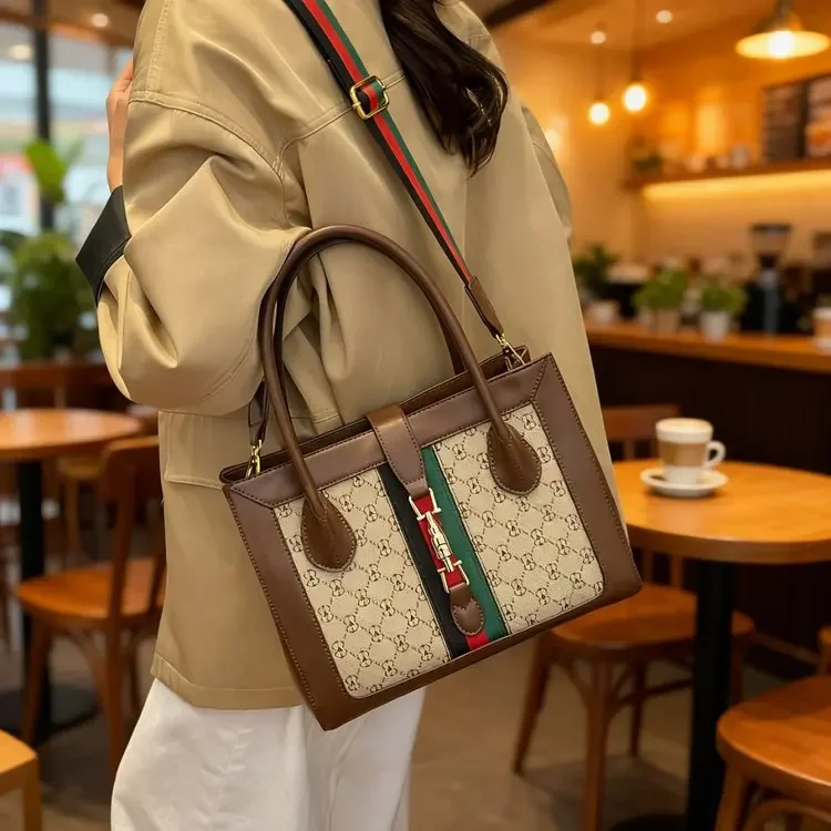 Новая классическая портативная сумка-тоут с принтом через плечо для женщин, универсальная повседневная сумка для покупок, 2026 год
Новая классическая портативная сумка-тоут с принтом через плечо для женщин, универсальная повседневная сумка для покупок, 2026 год