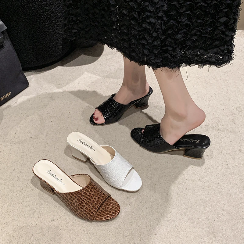 Cool slippers women's summer new 2025 fashion mid heeled mom slippers with sloping heel, thick heel, plus size women's sandals
Cool slippers women's summer new 2025 fashion mid heeled mom slippers with sloping heel, thick heel, plus size women's sandals
