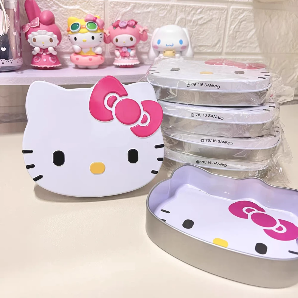 Металлическая коробка для хранения Kawaii Hello Kitty поставляется с липкими заметками Sanrio Kt Cat Студенческая губная помада Ватные палочки Коробки для хранения резинок для волос 
Металлическая коробка для хранения Kawaii Hello Kitty поставляется с липкими заметками Sanrio Kt Cat Студенческая губная помада Ватные палочки Коробки для хранения резинок для волос