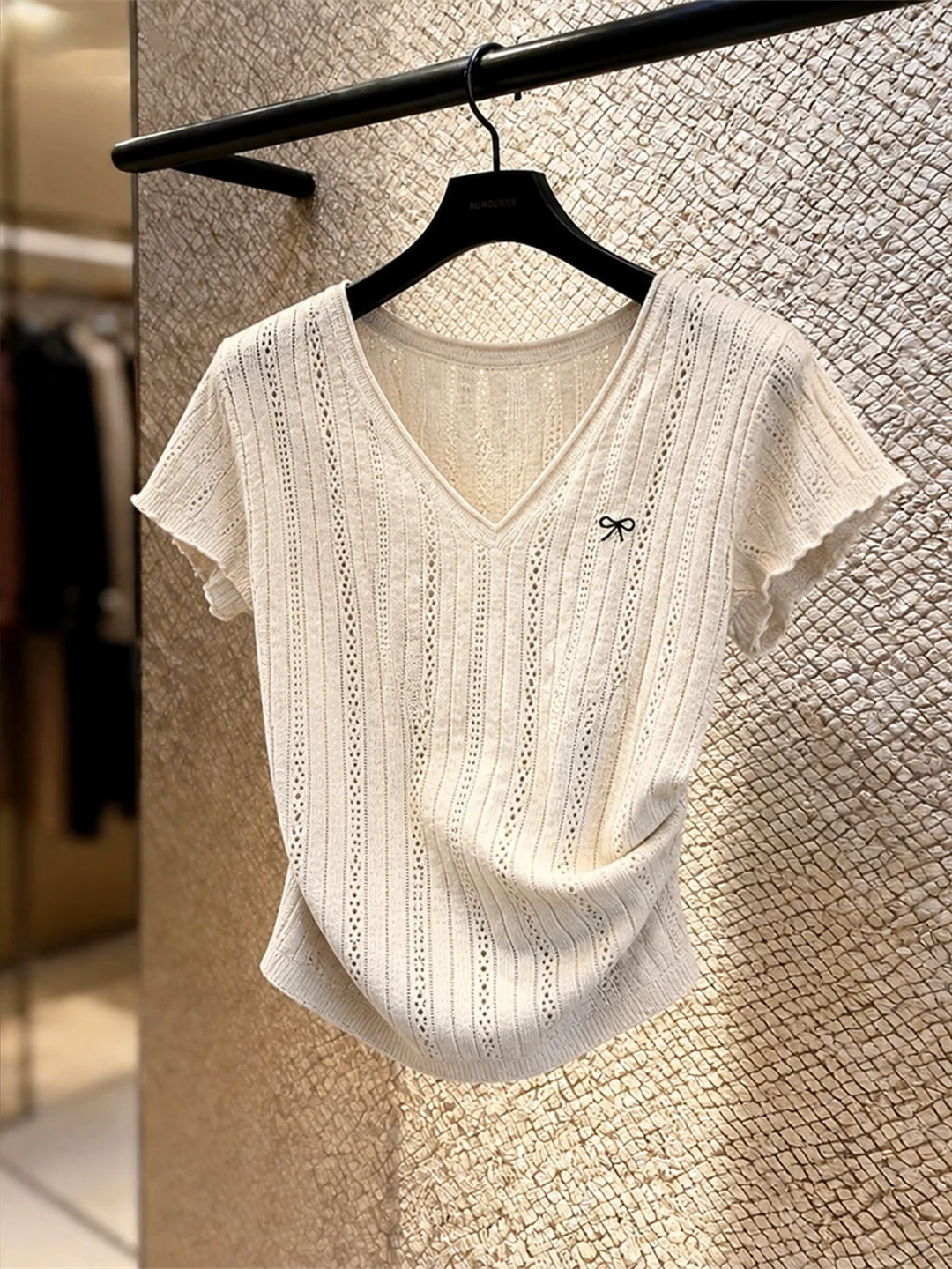 Korean Design Sense Hollow out V-Neck Ice Silk Short Sleeve Knitted Top Elegant Commuter Style Women's Summer Fashion Top
Korean Design Sense Hollow out V-Neck Ice Silk Short Sleeve Knitted Top Elegant Commuter Style Women's Summer Fashion Top