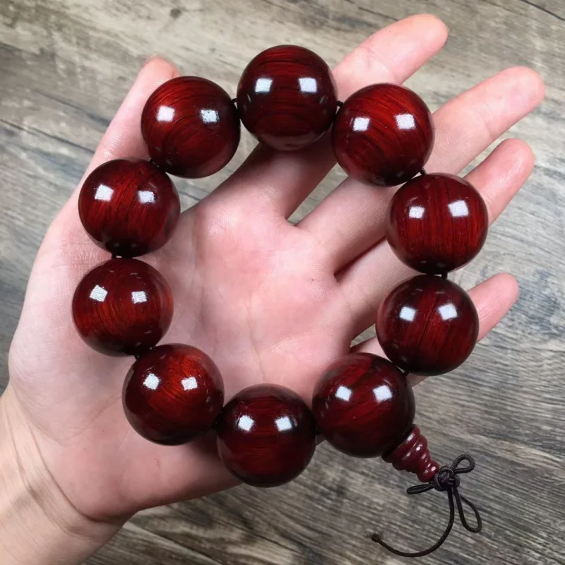 -density rosewood bracelet with Pixiu design, 2.5mm old material, high oil content, holes, water-resistant small-leaf
-density rosewood bracelet with Pixiu design, 2.5mm old material, high oil content, holes, water-resistant small-leaf