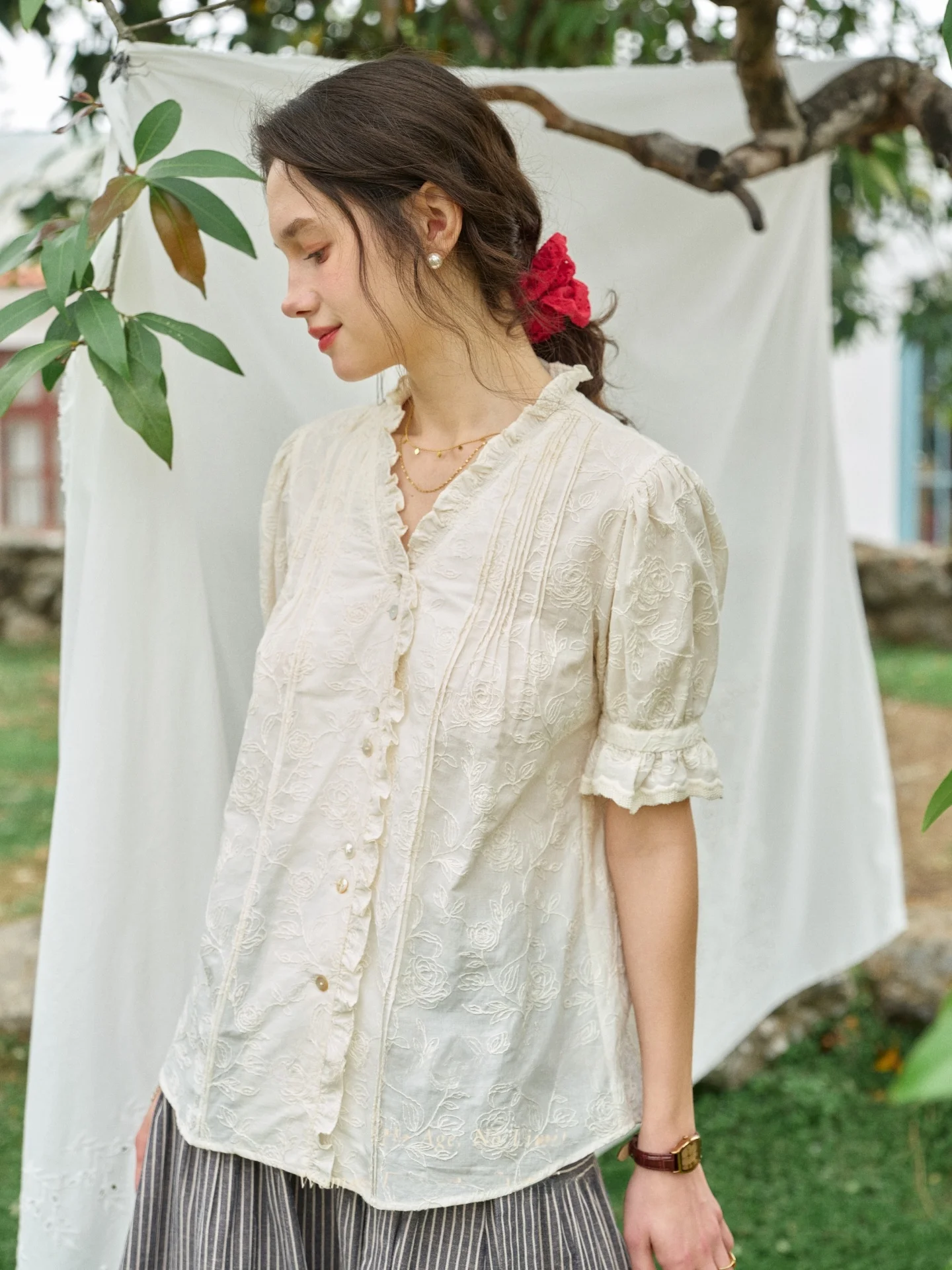 SimpleRetro French Style Cotton Shirt Women's V-neck Short-sleeved Embroidered Poem Texture Floral Design Breathable Top
SimpleRetro French Style Cotton Shirt Women's V-neck Short-sleeved Embroidered Poem Texture Floral Design Breathable Top