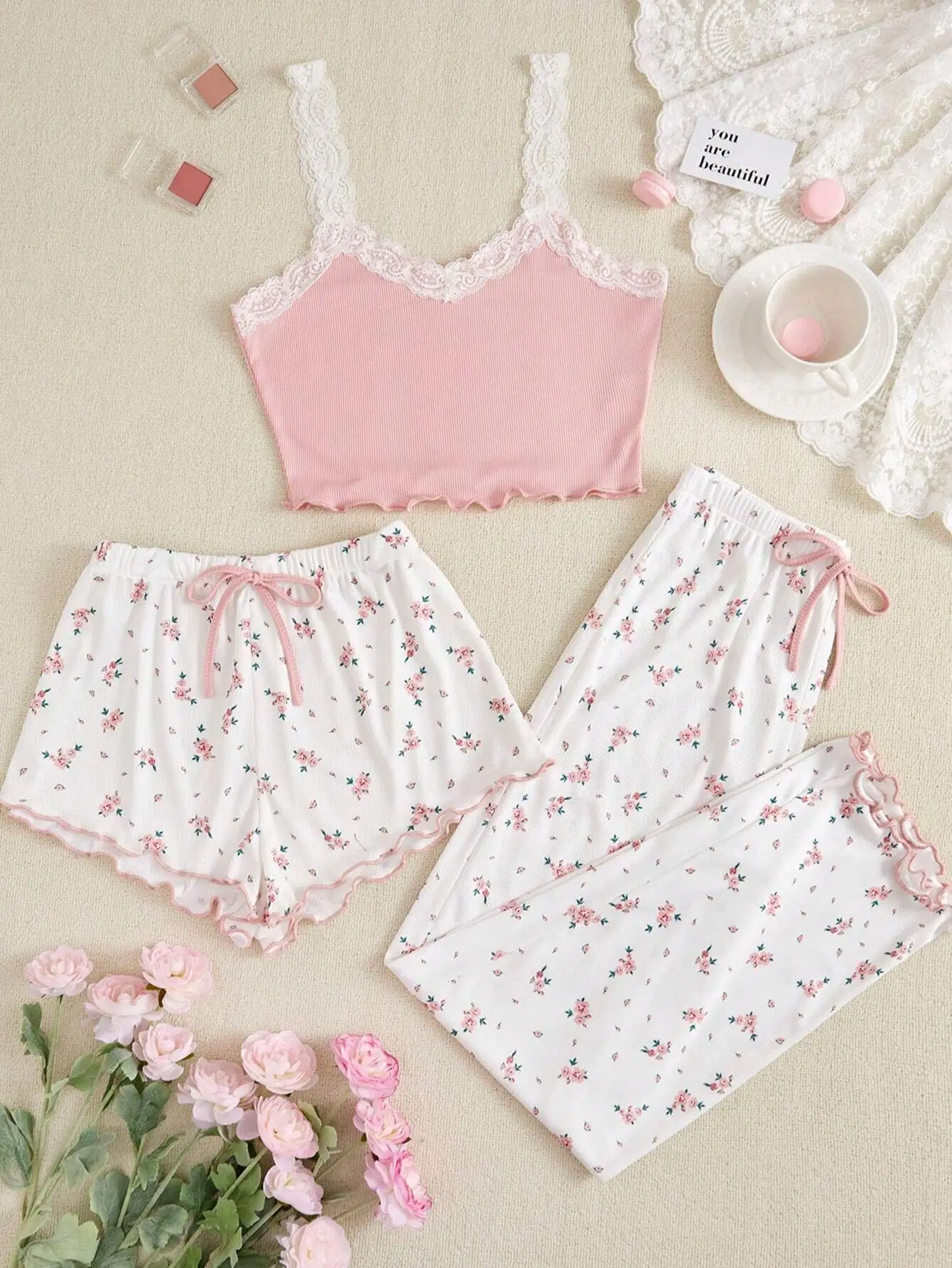 Three Piece Pajamas Set Women's Casual Sleepwear Heart-Shaped Printed Vest+Shorts and Pants Paired with Ribbed Fabric
Three Piece Pajamas Set Women's Casual Sleepwear Heart-Shaped Printed Vest+Shorts and Pants Paired with Ribbed Fabric