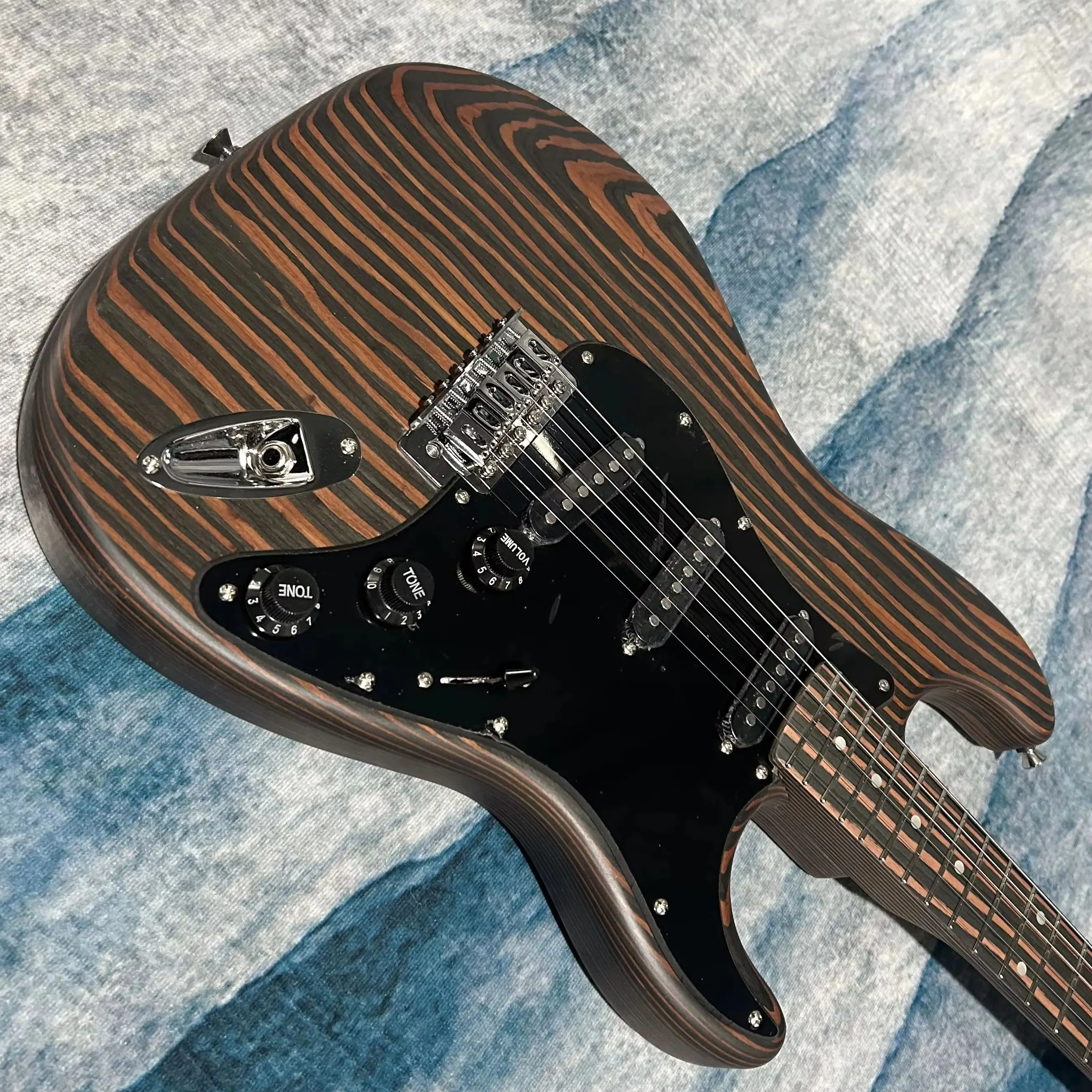 Hot Sale Electric Guitars Reconstituted Zebrawood Body Reconstituted Zebrawood Fretboard 22 Frets
Hot Sale Electric Guitars Reconstituted Zebrawood Body Reconstituted Zebrawood Fretboard 22 Frets