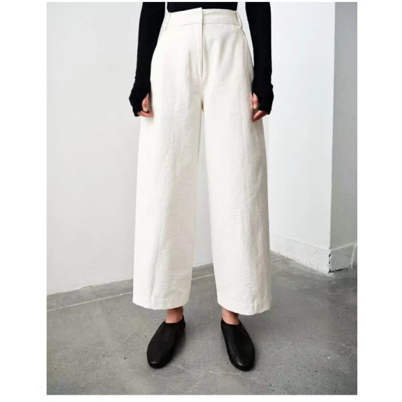 Pushing pear shaped divine pants, versatile and minimalist style, crisp and slimming, with a textured cut and curved nine quarte
Pushing pear shaped divine pants, versatile and minimalist style, crisp and slimming, with a textured cut and curved nine quarte