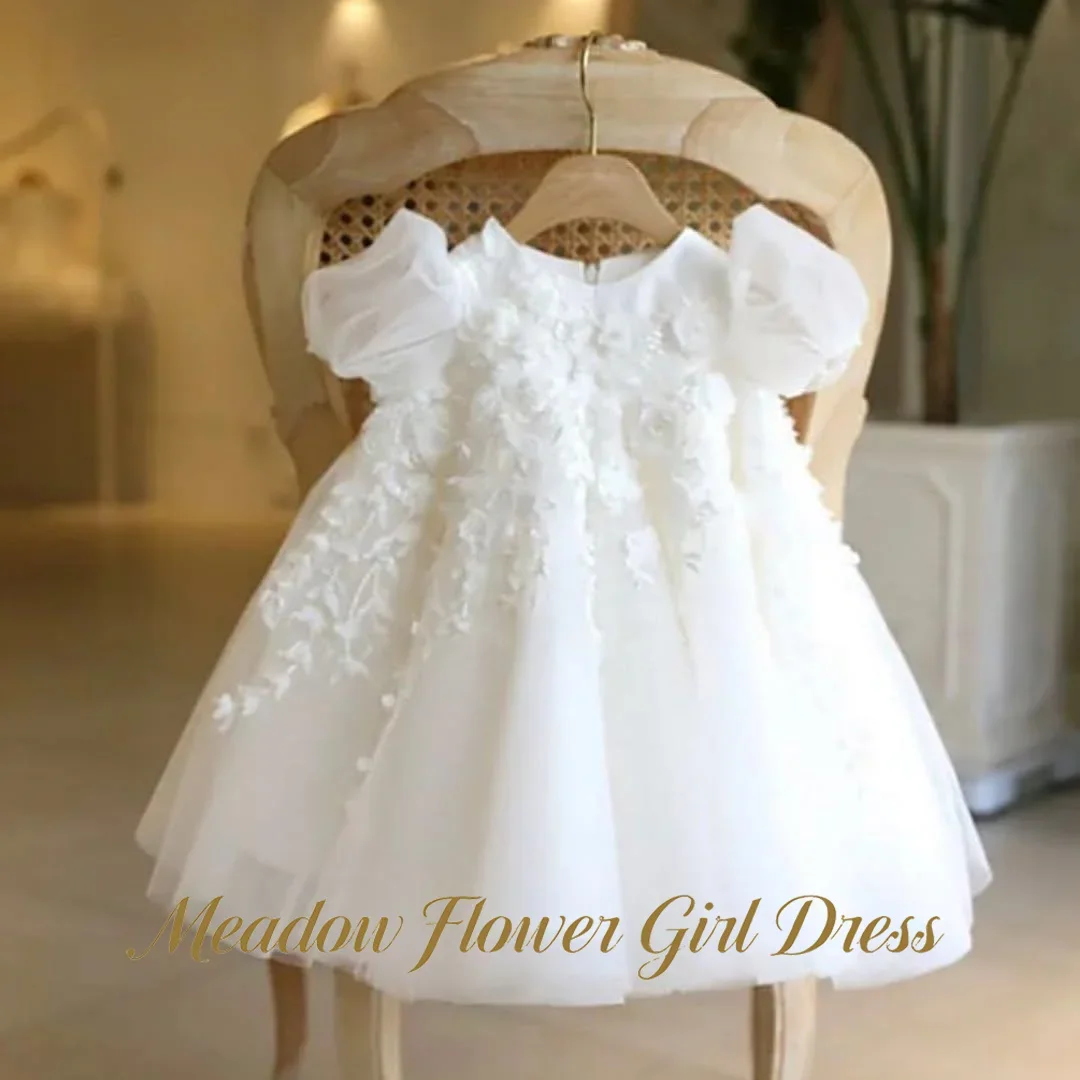 Meadow White Lace Flower Girl Dresses A Line Cute Birthday dress for Girls Appliques 3D Flower Party Dresses with Puffy Sleeves
Meadow White Lace Flower Girl Dresses A Line Cute Birthday dress for Girls Appliques 3D Flower Party Dresses with Puffy Sleeves