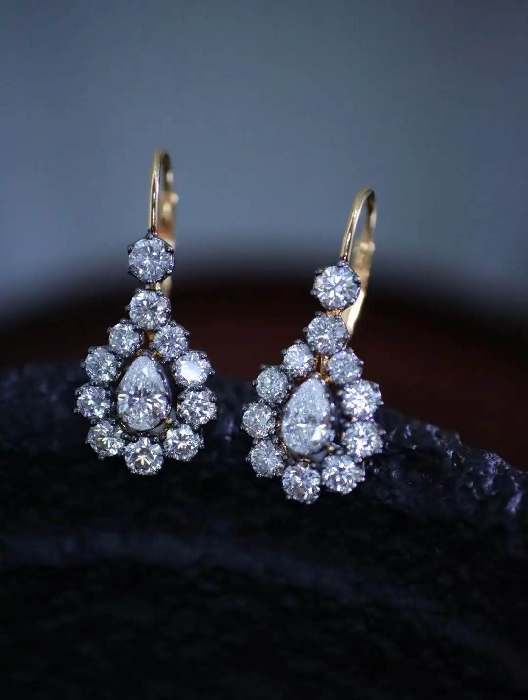 Dark Luxury 925 Sterling Silver Teardrop High Carbon Diamond Drop Dangle Ear Buckle for Lady Timeless Dia Earrings Fine Jewelry
Dark Luxury 925 Sterling Silver Teardrop High Carbon Diamond Drop Dangle Ear Buckle for Lady Timeless Dia Earrings Fine Jewelry