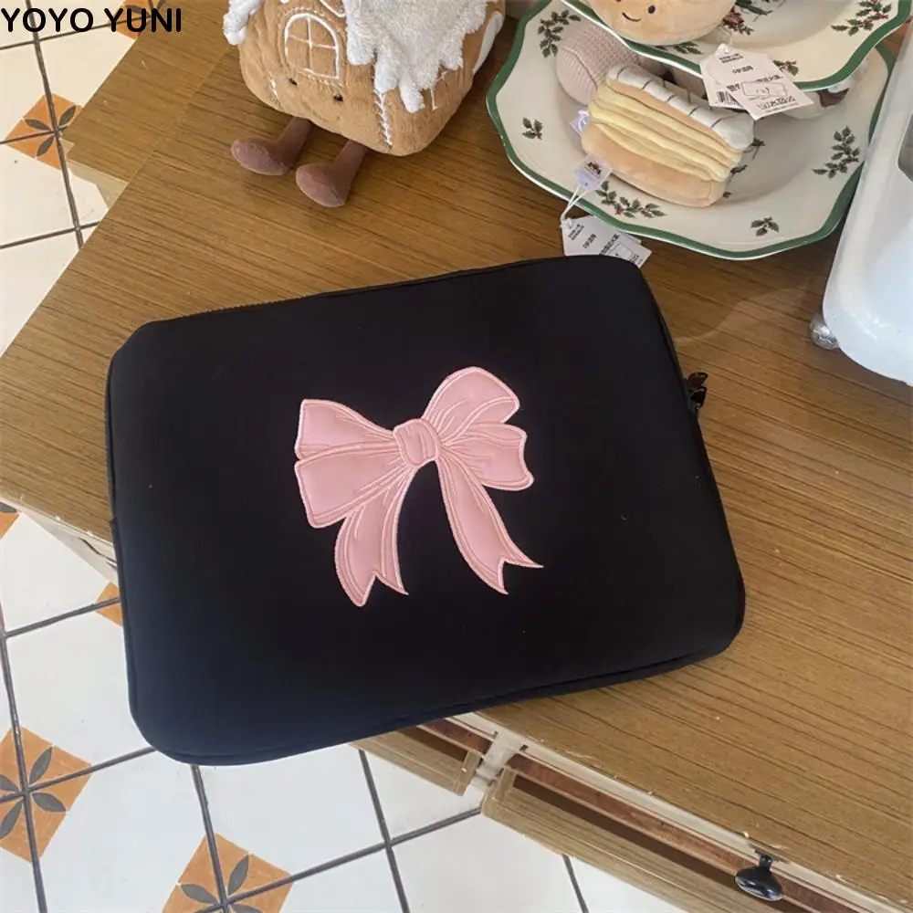 Portable Pink Bow Tablet Sleeve Bag 11/13/15 Inch Embroidered Laptop Pouch Black Fall Prevention Computer Storage Bag Work
Portable Pink Bow Tablet Sleeve Bag 11/13/15 Inch Embroidered Laptop Pouch Black Fall Prevention Computer Storage Bag Work