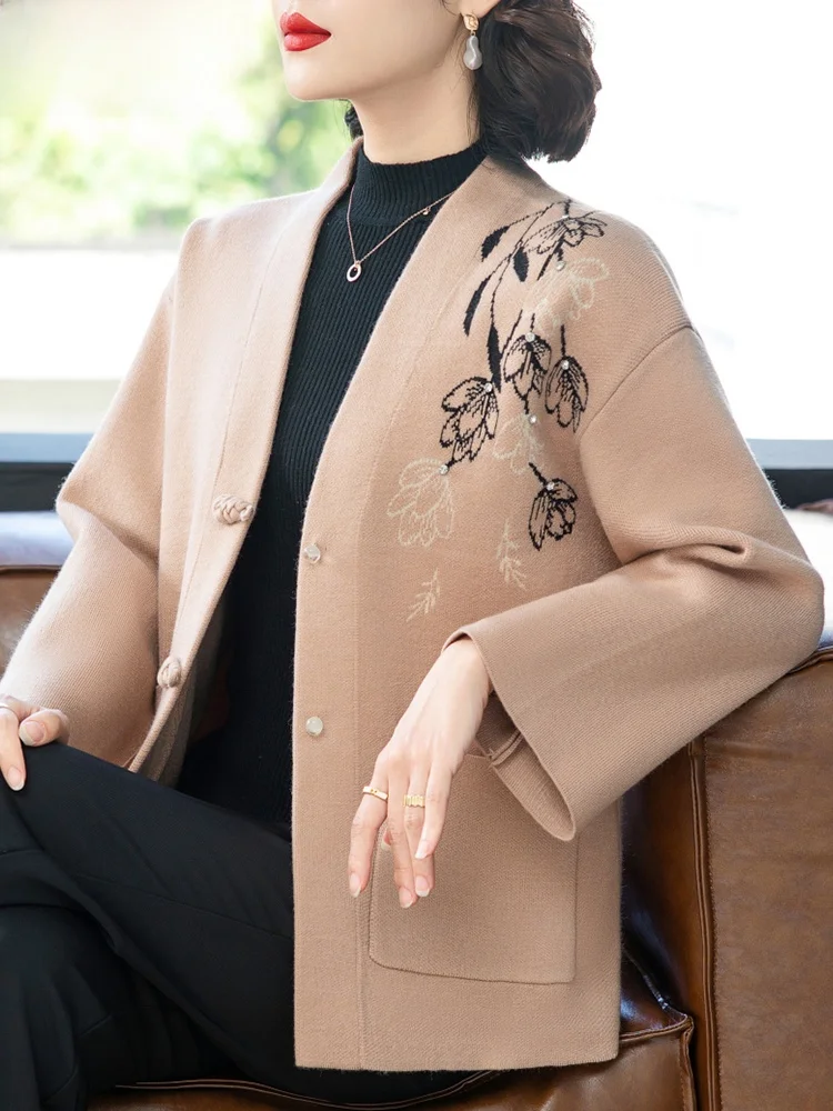 Вязаное шерстяное пальто Ele для женщин среднего возраста, осенняя модная верхняя одежда, прямой крой, V-образный вырез, однобортное, с длинными рукавами
Вязаное шерстяное пальто Ele для женщин среднего возраста, осенняя модная верхняя одежда, прямой крой, V-образный вырез, однобортное, с длинными рукавами