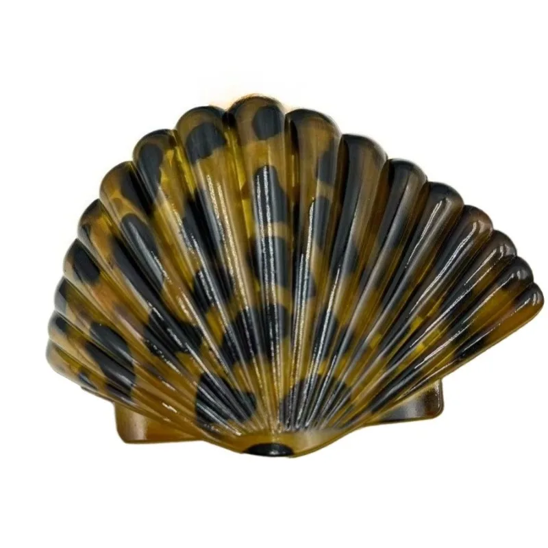 11.5cm Leopard-print shell clip, vintage flat hair clip, elegant half-up high ponytail, hair accessory for the nape of the neck
11.5cm Leopard-print shell clip, vintage flat hair clip, elegant half-up high ponytail, hair accessory for the nape of the neck