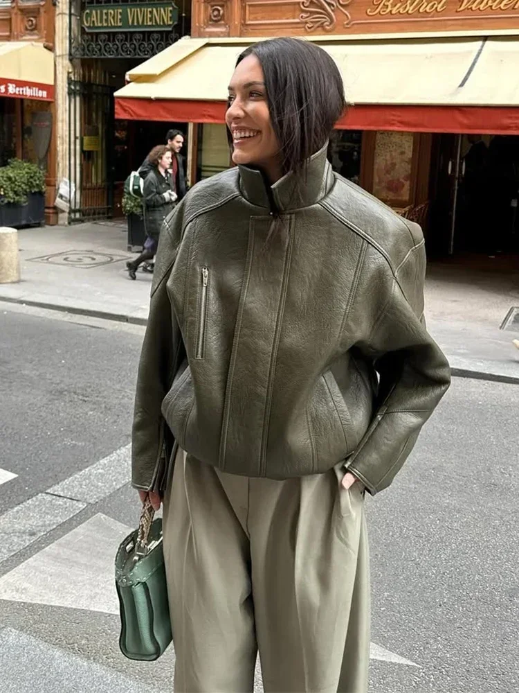 Женская армейская зеленая кожаная куртка с воротником-стойкой и длинным рукавом на молнии, свободная верхняя одежда, осень 2024, шикарные женские топы для уличных поездок на работу
Женская армейская зеленая кожаная куртка с воротником-стойкой и длинным рукавом на молнии, свободная верхняя одежда, осень 2024, шикарные женские топы для уличных поездок на работу