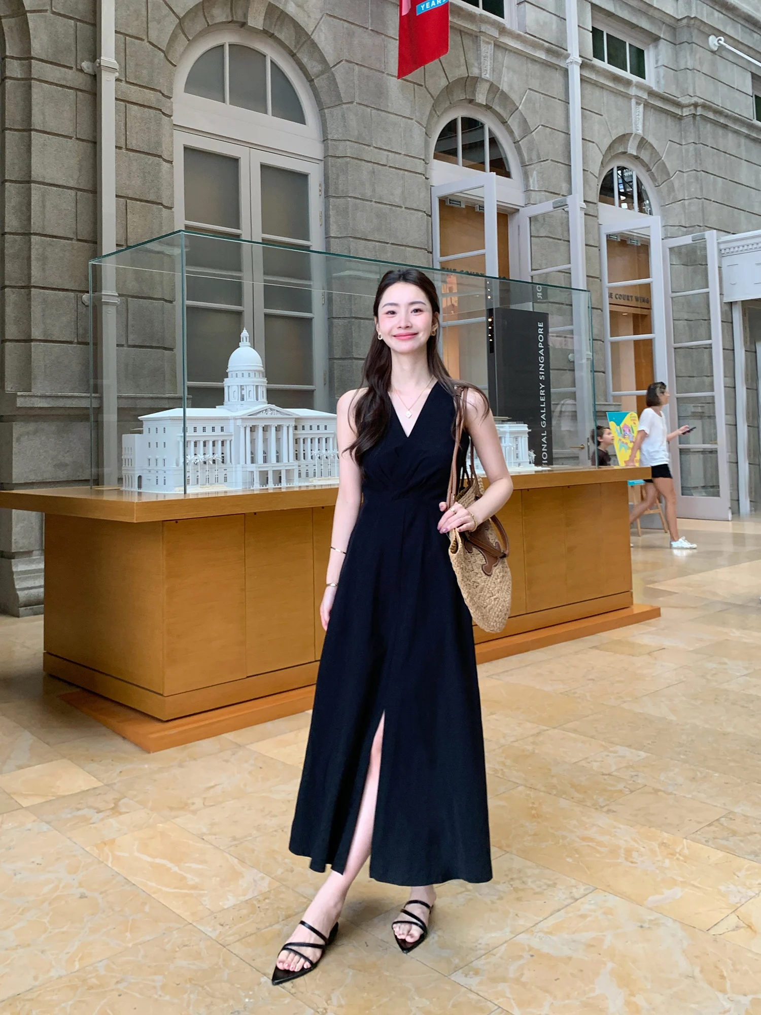 Elegant Classic V-neck Vest Dress Women's Slim Fit Waist Cinching Sleeveless Black Dress Pusumede Casual Style Gown
Elegant Classic V-neck Vest Dress Women's Slim Fit Waist Cinching Sleeveless Black Dress Pusumede Casual Style Gown