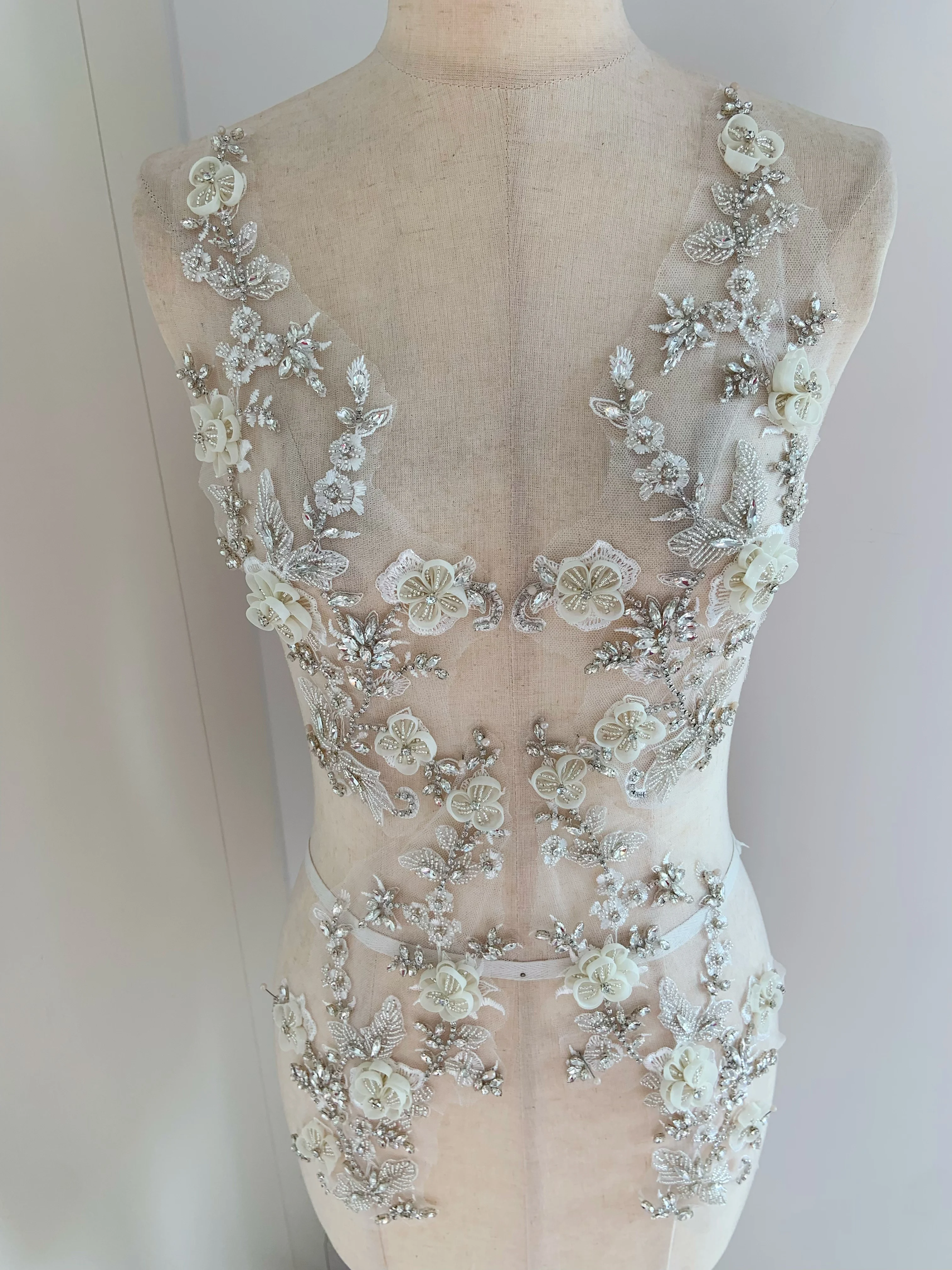 Белоснежная аппликация со стразами и 3D цветами для нашивки лифа Haute Couture, свадебный мотив
Белоснежная аппликация со стразами и 3D цветами для нашивки лифа Haute Couture, свадебный мотив