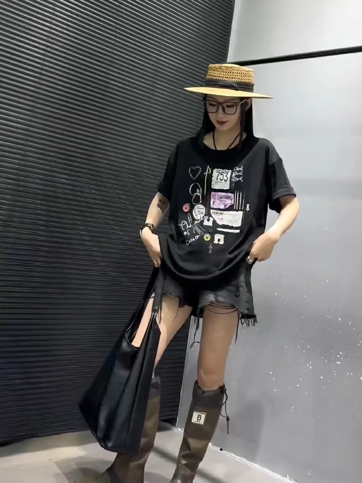 Loose Women's T-shirt Summer 2026 Fashionable Button Design Pattern Print Short Sleeve Versatile Top Trendy Cotton Cleanfit
Loose Women's T-shirt Summer 2026 Fashionable Button Design Pattern Print Short Sleeve Versatile Top Trendy Cotton Cleanfit