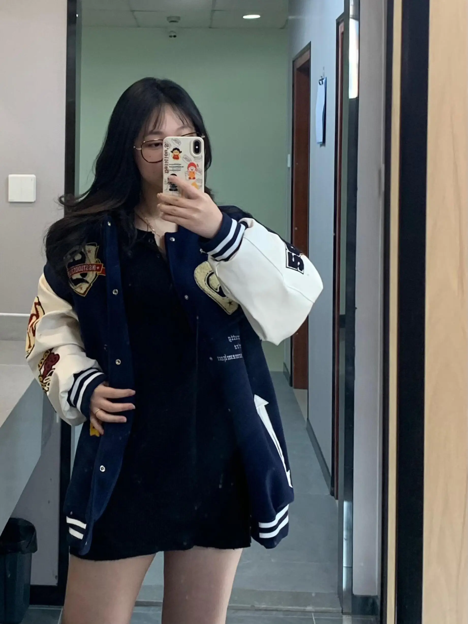 Повседневная бейсбольная куртка с вышивкой в американском стиле для пар, весна-осень, свободная посадка из полиэфирного волокна, молодежная модная верхняя одежда
Повседневная бейсбольная куртка с вышивкой в американском стиле для пар, весна-осень, свободная посадка из полиэфирного волокна, молодежная модная верхняя одежда