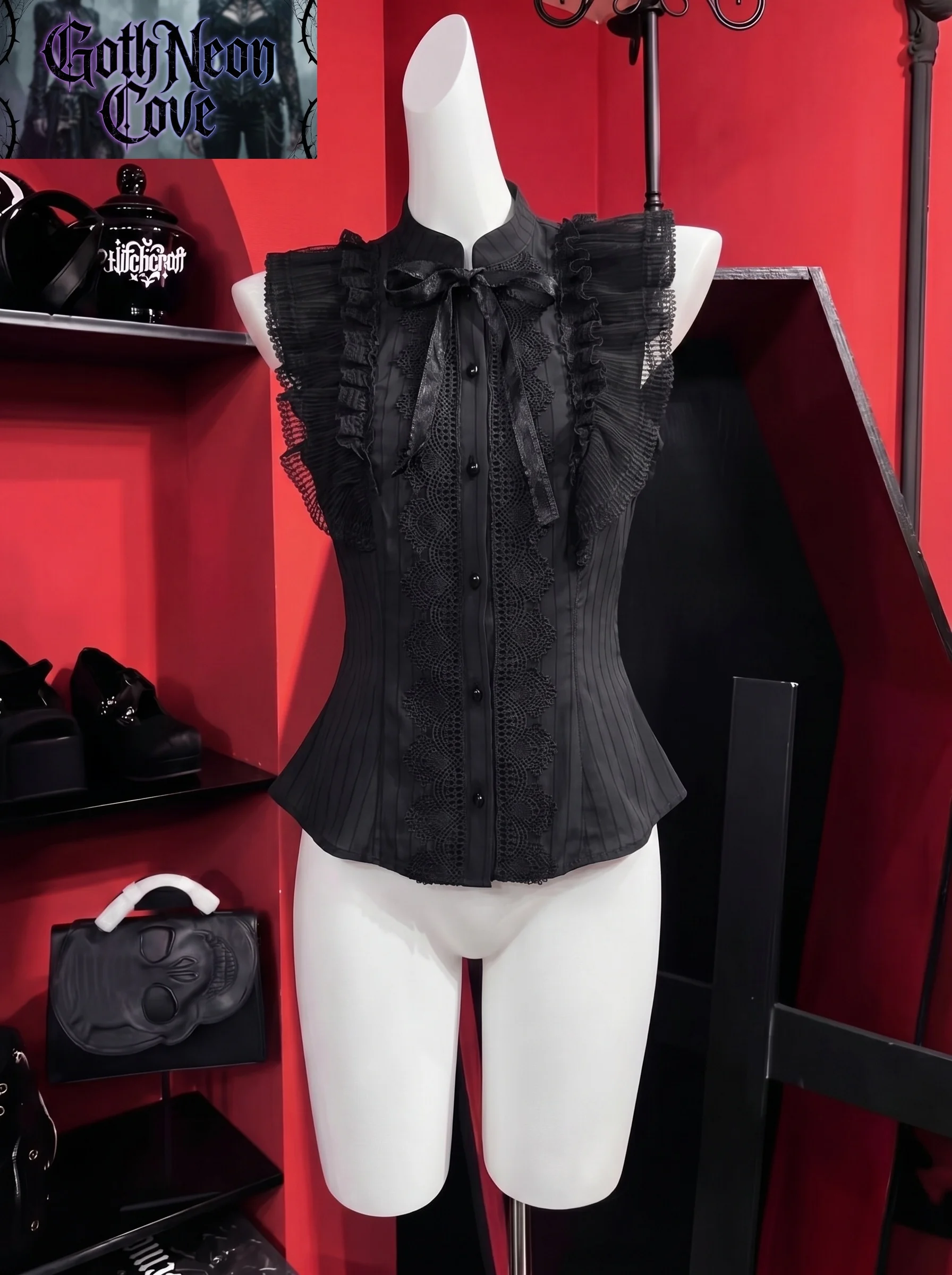 Summer American Vintage Dark Gothic T Shirt Women's Stand Collar Lace Single Breasted Sleeveless Top Subculture Y2K Design Shirt
Summer American Vintage Dark Gothic T Shirt Women's Stand Collar Lace Single Breasted Sleeveless Top Subculture Y2K Design Shirt