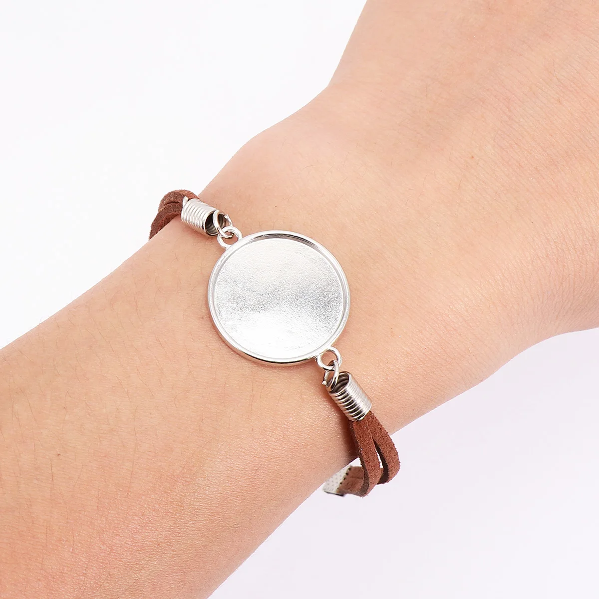 5 Pcs Time Stone Bottom Drag Bracelet Retro Artificial Round Bacelet Blank DIY Base Tray for Women Gem Setting Travel
5 Pcs Time Stone Bottom Drag Bracelet Retro Artificial Round Bacelet Blank DIY Base Tray for Women Gem Setting Travel