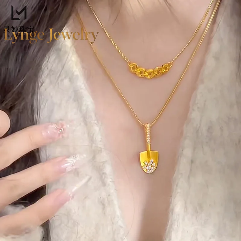 Lynge Jewelry 9999 ancient method engraved point diamond gold shovel necklace 24K real gold pendant small shovel clavicle chain
Lynge Jewelry 9999 ancient method engraved point diamond gold shovel necklace 24K real gold pendant small shovel clavicle chain