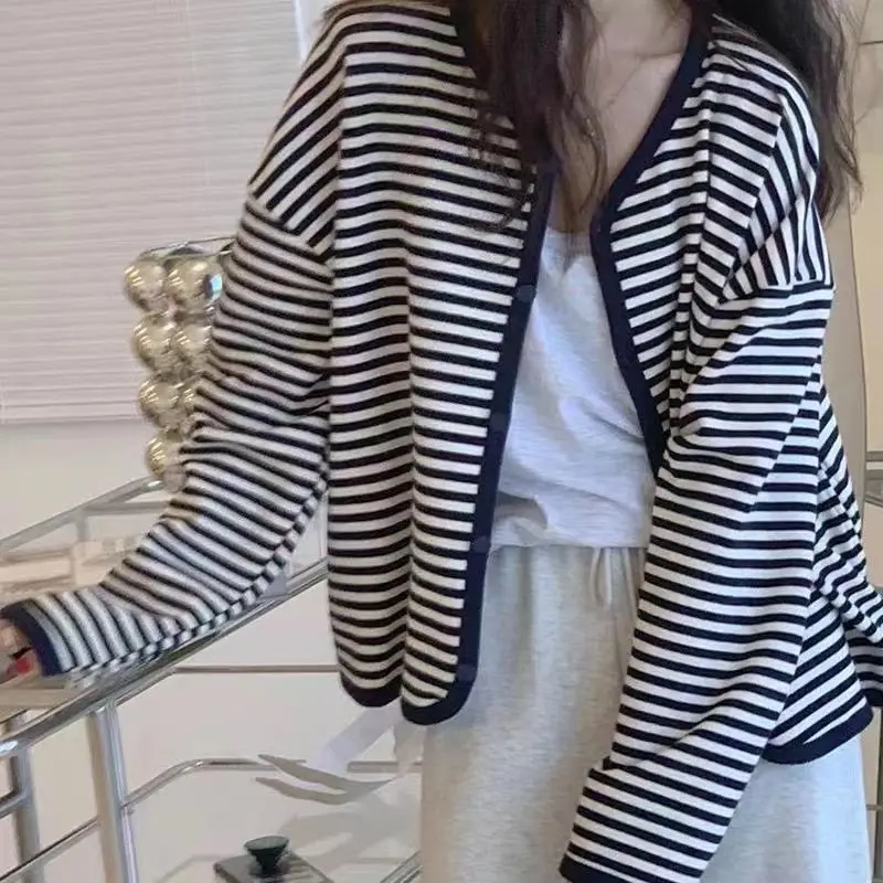 Lazy Style Retro Black and White Striped Knitted Cardigan Women's Sweater Spring Autumn New Loose Trendy Jacket Top for Women
Lazy Style Retro Black and White Striped Knitted Cardigan Women's Sweater Spring Autumn New Loose Trendy Jacket Top for Women