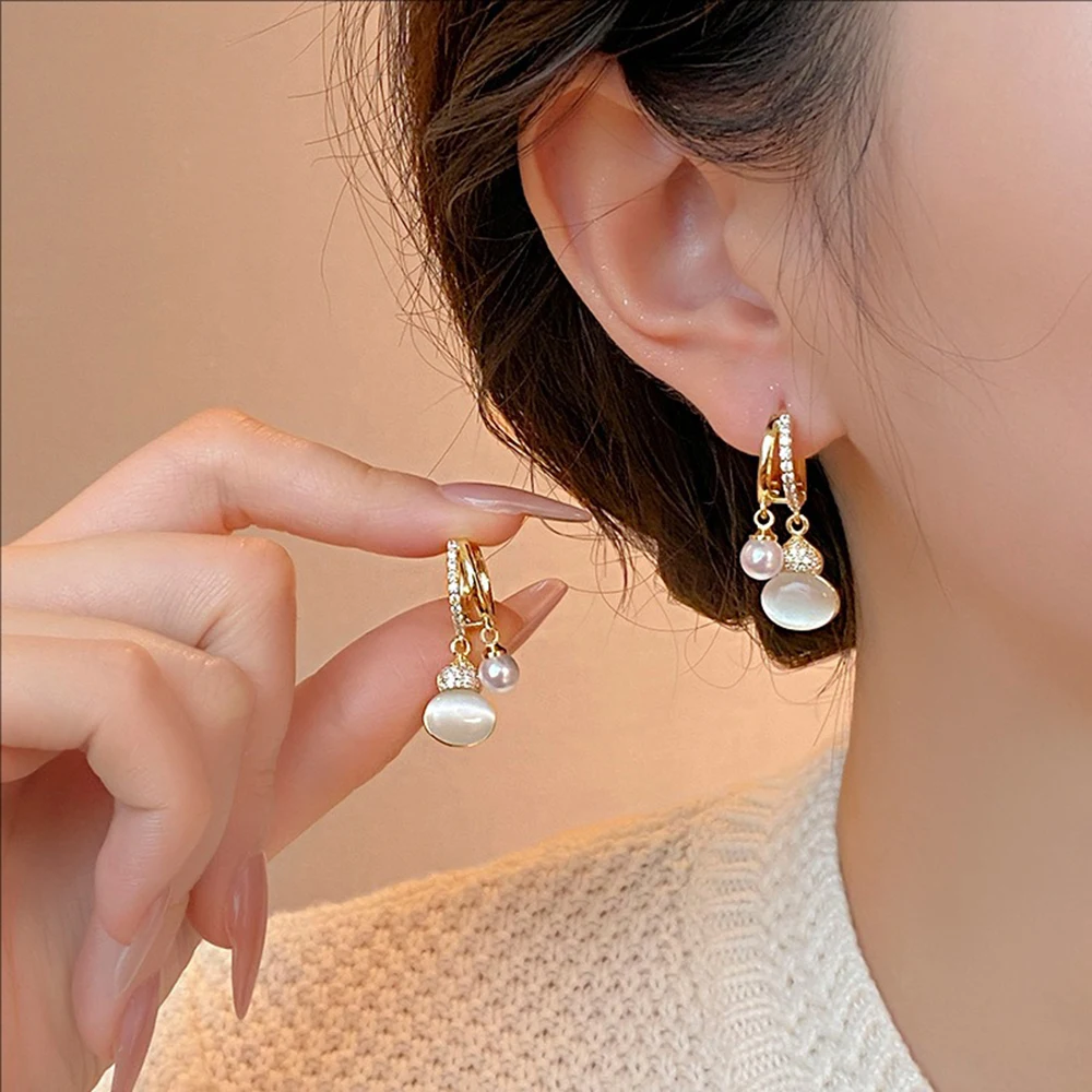 Silvery Needle Zircon Cat's Eye Stone Gourd Pearl Ear Buckle New Light Luxury and High-end Earrings for Women
Silvery Needle Zircon Cat's Eye Stone Gourd Pearl Ear Buckle New Light Luxury and High-end Earrings for Women