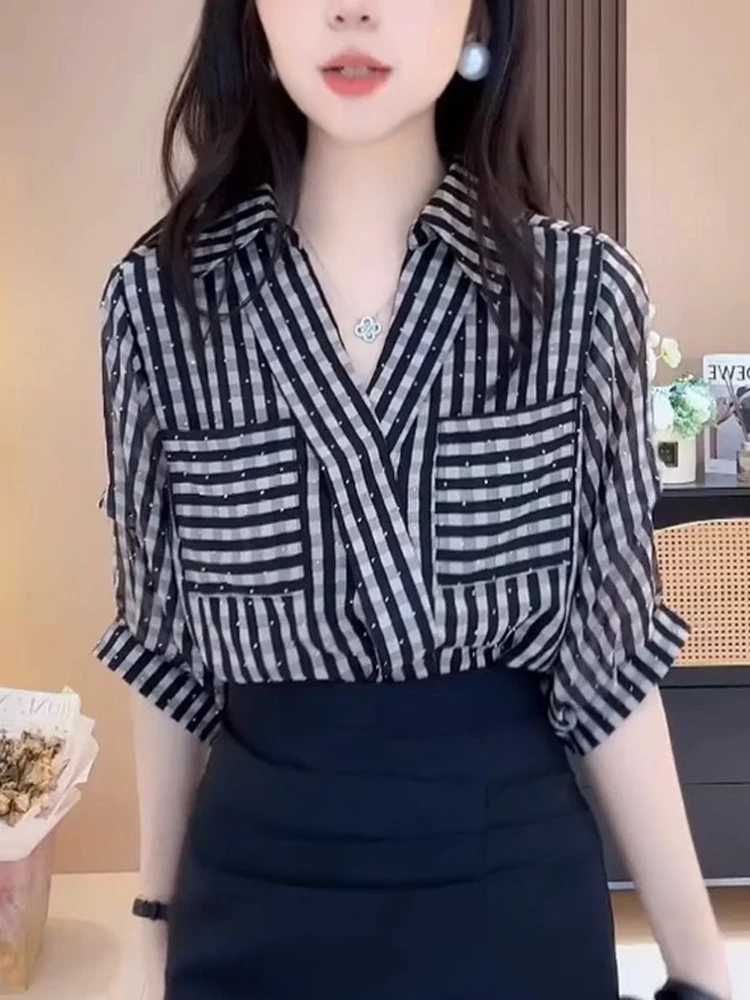 Модная женская блузка из шелкового шифона с коротким рукавом, двойными карманами, вертикальными полосками, в корейском стиле, для офиса, прямого кроя, лето 2025
Модная женская блузка из шелкового шифона с коротким рукавом, двойными карманами, вертикальными полосками, в корейском стиле, для офиса, прямого кроя, лето 2025