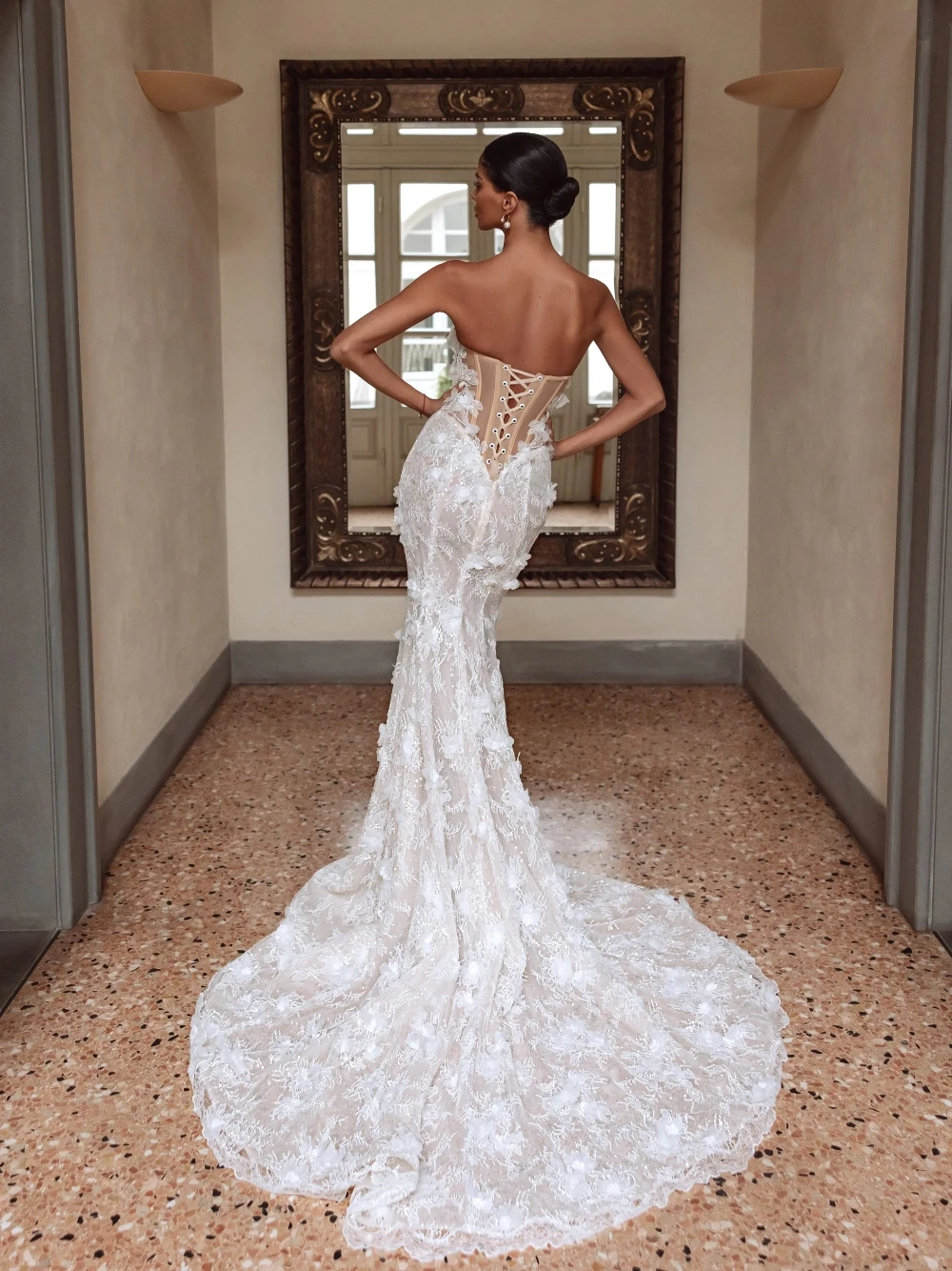 Romantic Strapless Mermaid Wedding Dress Floral Appliques Lace Customized Bridal Gown Classy Corset Detachable Sleeves Wear
Romantic Strapless Mermaid Wedding Dress Floral Appliques Lace Customized Bridal Gown Classy Corset Detachable Sleeves Wear