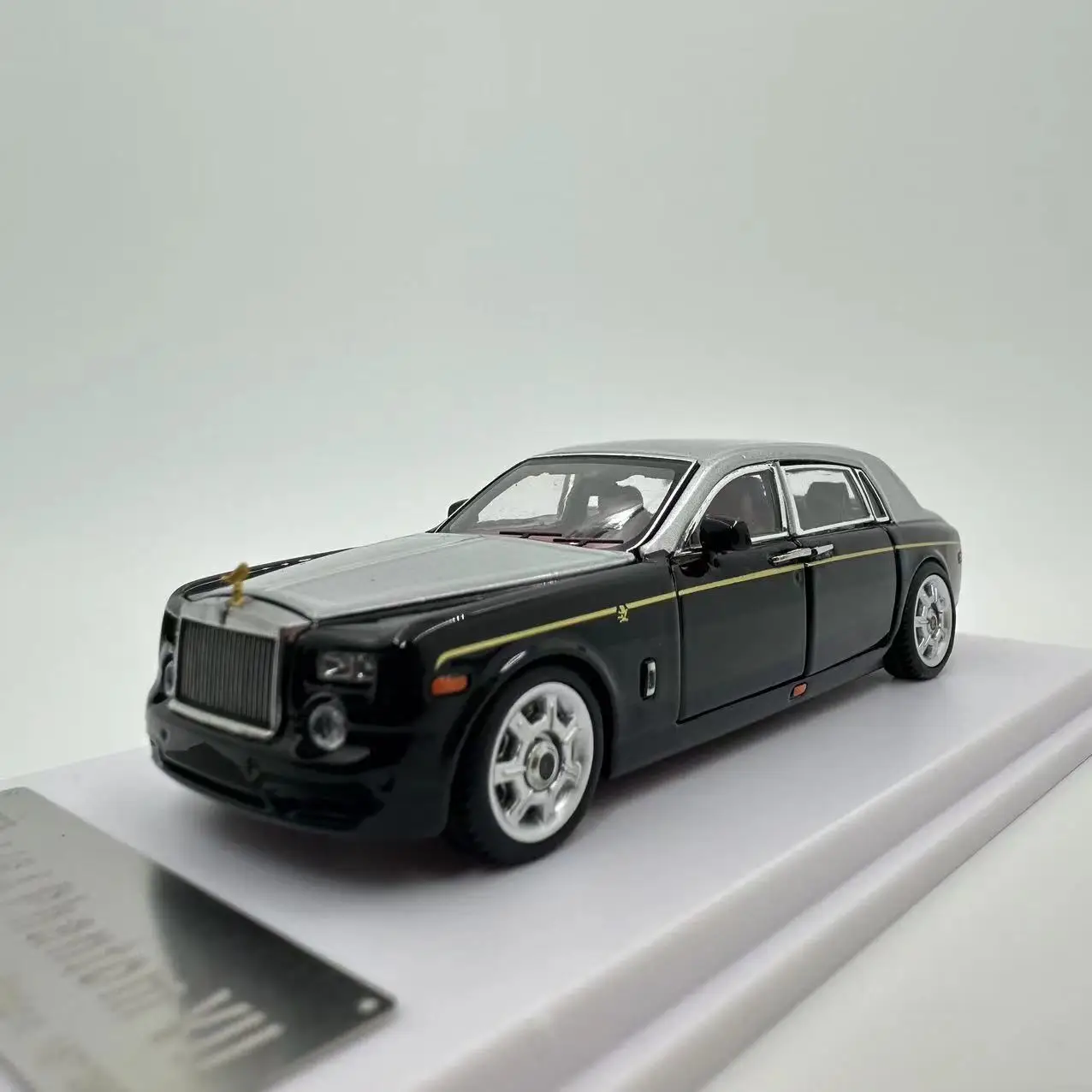 Литая модель автомобиля DCM 1:64 Royce Phantom Black Silver /Dragon of Year Edition
Литая модель автомобиля DCM 1:64 Royce Phantom Black Silver /Dragon of Year Edition