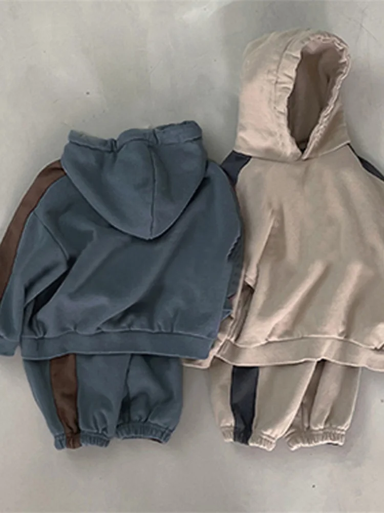 Children's INS Korean version of the new winter suit, boys and girls fashionable strip hoodie sweater casual two-piece set
Children's INS Korean version of the new winter suit, boys and girls fashionable strip hoodie sweater casual two-piece set