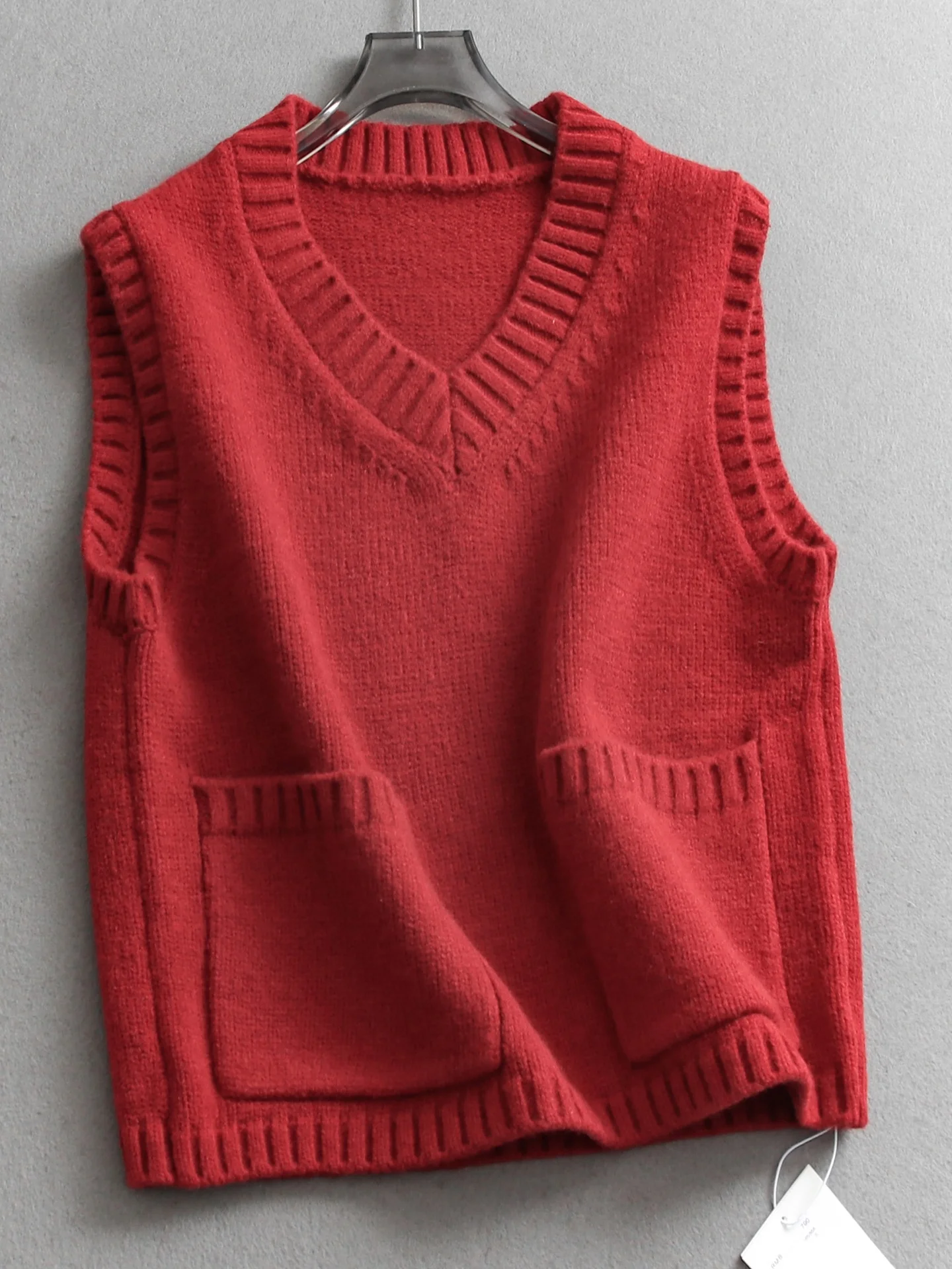 Loose V-Neck Sleeveless Knitted Sweater Vest Women's Tank Top Pure Color Layering Symmetrical Pocket Fashion Casual Wear
Loose V-Neck Sleeveless Knitted Sweater Vest Women's Tank Top Pure Color Layering Symmetrical Pocket Fashion Casual Wear