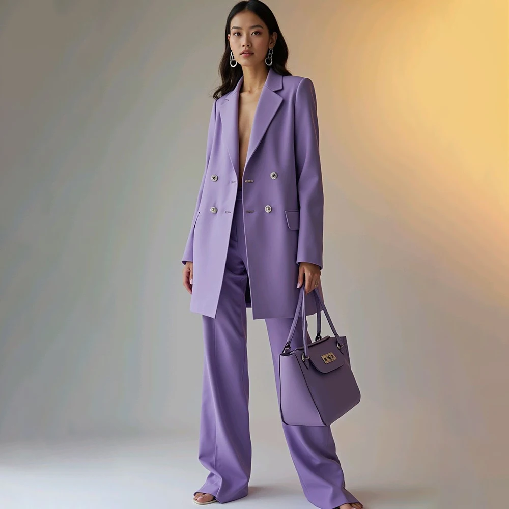 Однотонный женский костюм фиолетового цвета: двубортный пиджак с отложным воротником и брюки. Высококачественный комплект из 2 предметов.
Однотонный женский костюм фиолетового цвета: двубортный пиджак с отложным воротником и брюки. Высококачественный комплект из 2 предметов.
