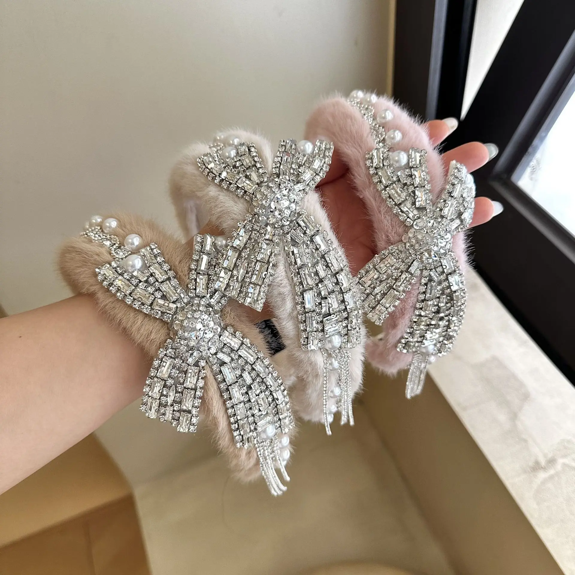 Wide Brim White Black Khaki Faux Fur Headband Rhinestone Craft Fashion Hair Hoop Hair Accessories Suitable for Women and Girls
Wide Brim White Black Khaki Faux Fur Headband Rhinestone Craft Fashion Hair Hoop Hair Accessories Suitable for Women and Girls