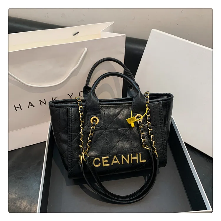 2025 Quilted PU Tote Bag Women Spacious Shoulder Crossbody Luxury Versatile Commuter
2025 Quilted PU Tote Bag Women Spacious Shoulder Crossbody Luxury Versatile Commuter