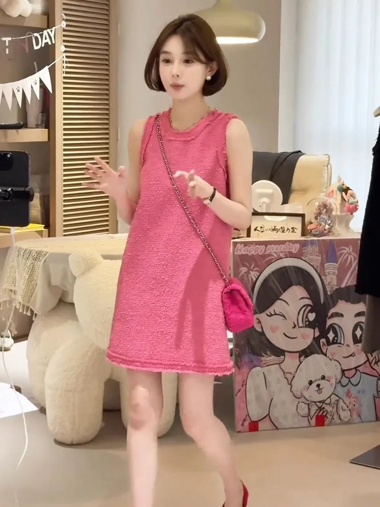 Новая летняя коллекция: Элегантный комплект из укороченного топа и юбки с высокой талией для женщин, идеально подходящий для офиса.
Новая летняя коллекция: Элегантный комплект из укороченного топа и юбки с высокой талией для женщин, идеально подходящий для офиса.