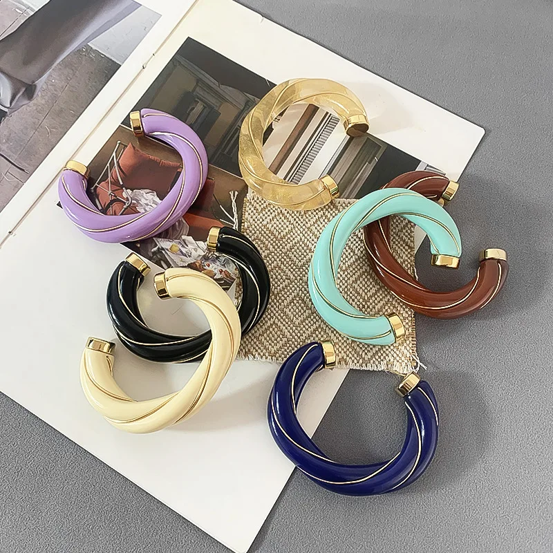 2025 Fashion French Niche Design WOME Fashion Open Bracelet Dopamine Gold Plated Border Resin Twist Bracelet High-end bracelet 
2025 Fashion French Niche Design WOME Fashion Open Bracelet Dopamine Gold Plated Border Resin Twist Bracelet High-end bracelet