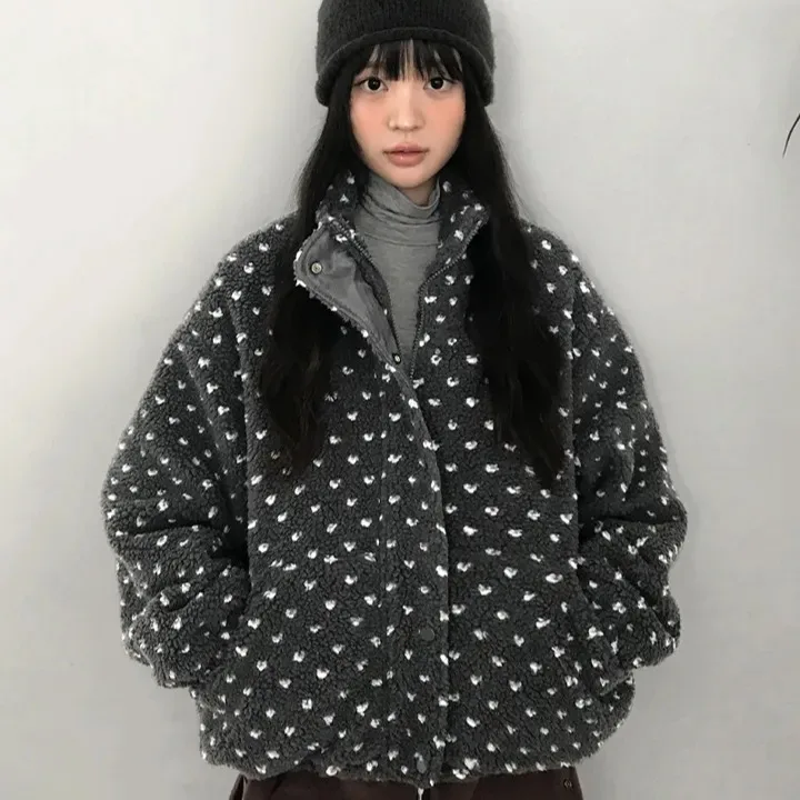 Женское шикарное удобное пальто из меха ягненка с воротником на молнии, теплое хлопковое пальто с узором «любовь», женская верхняя одежда
Женское шикарное удобное пальто из меха ягненка с воротником на молнии, теплое хлопковое пальто с узором «любовь», женская верхняя одежда