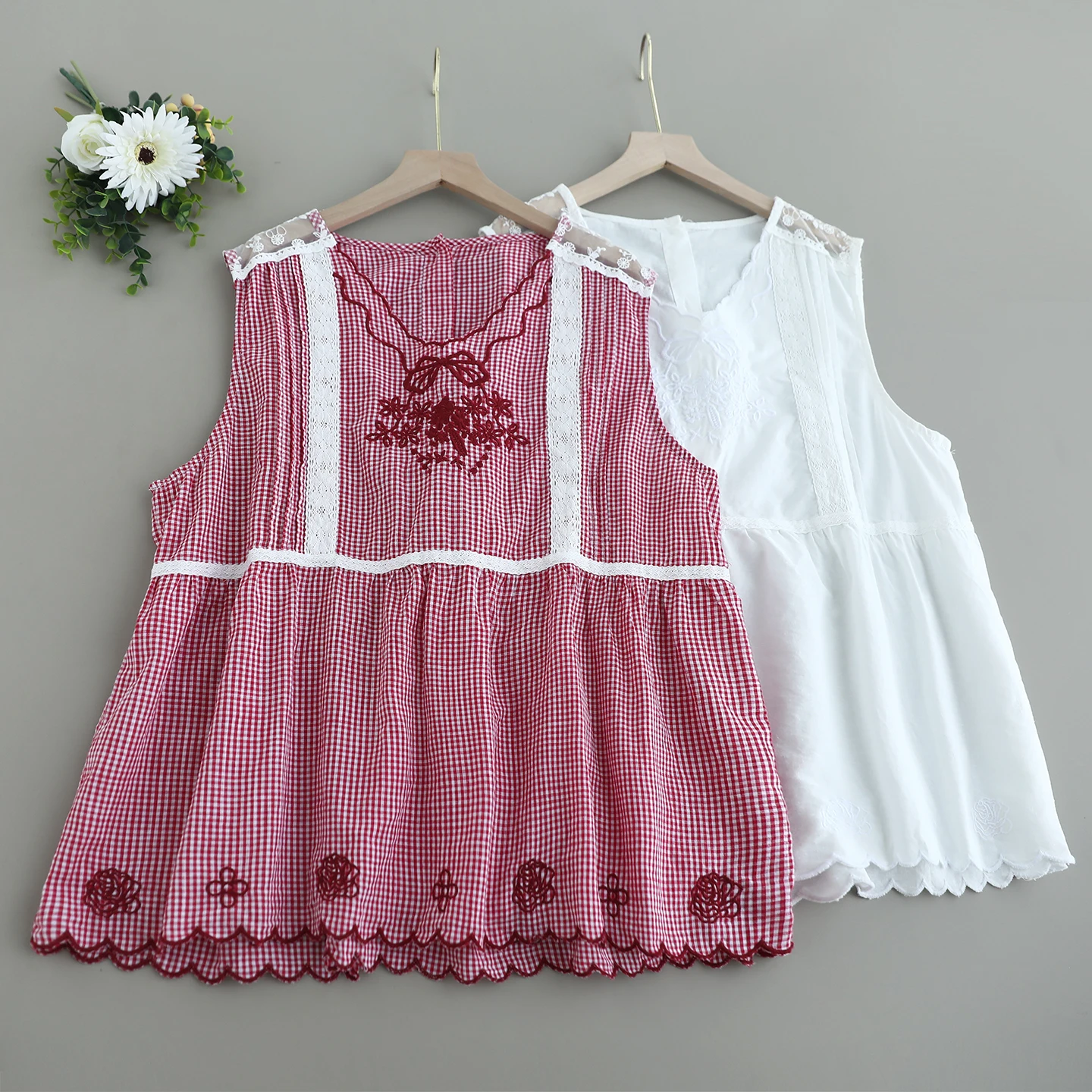 Japanese Vintage Mori Girl Plaid Lace Embroidery Patchwork Cotton Vest Shirts Women Summer O-Neck Sleeveless Casual Tank Tops
Japanese Vintage Mori Girl Plaid Lace Embroidery Patchwork Cotton Vest Shirts Women Summer O-Neck Sleeveless Casual Tank Tops