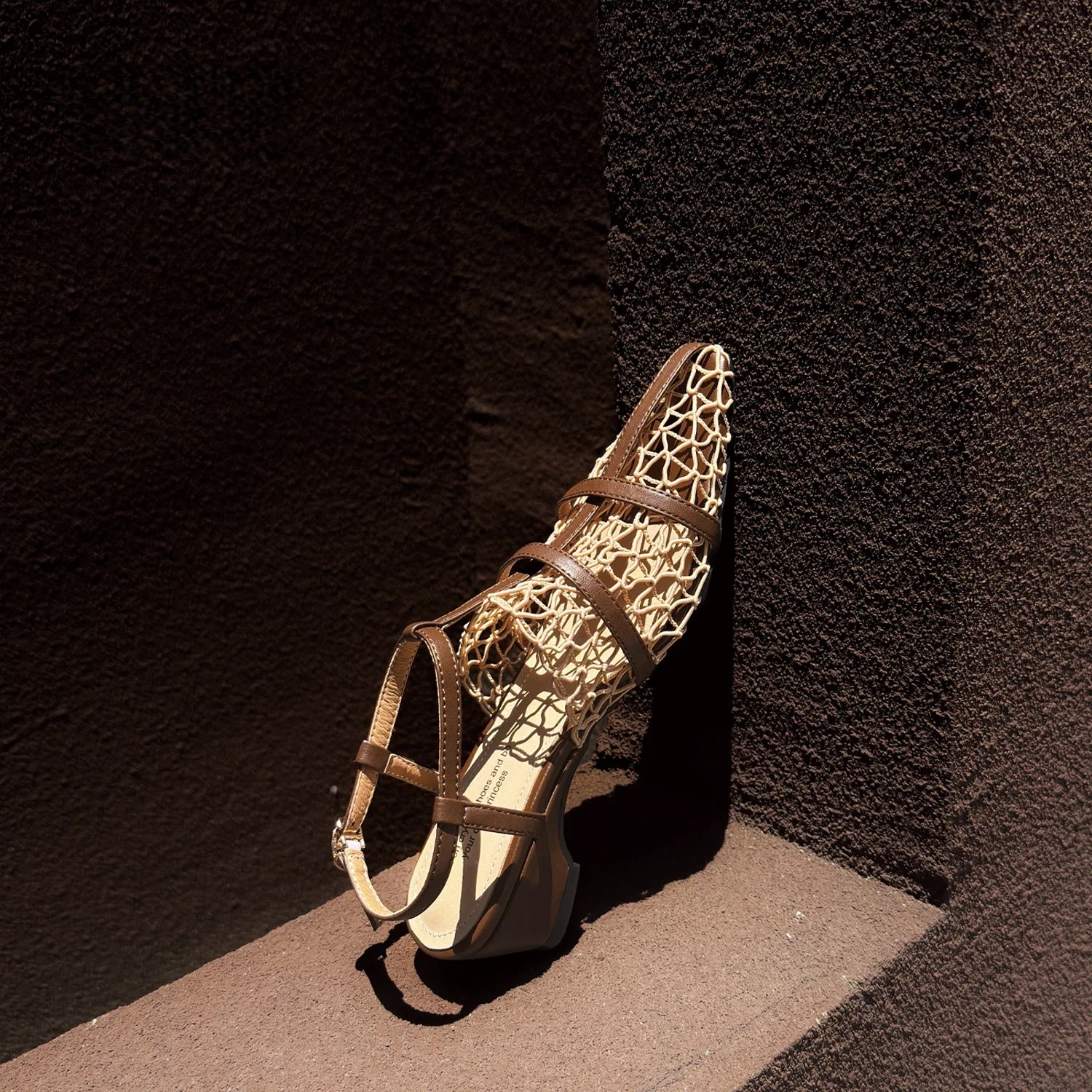 2026 Summer New Vintage Hollow Woven Low Heel Sandals Women Elegant Pointed Toe Block Heel Strap Casual Shoes
2026 Summer New Vintage Hollow Woven Low Heel Sandals Women Elegant Pointed Toe Block Heel Strap Casual Shoes
