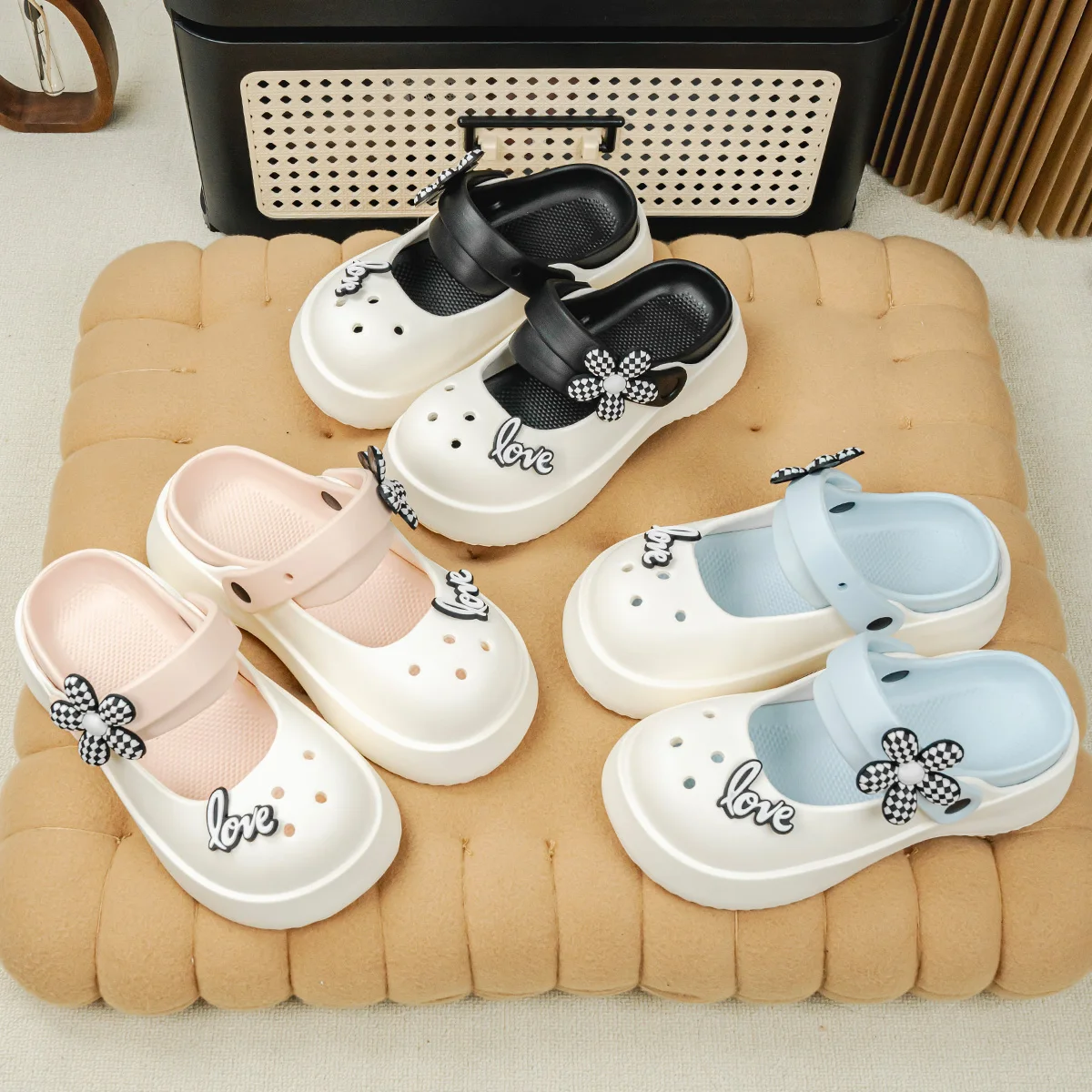 New Versatile Black and White Checkered Color-Blocked Clogs for Women, Non-Slip Outdoor Slippers, Fashionable Closed-Toe Sandals 600
New Versatile Black and White Checkered Color-Blocked Clogs for Women, Non-Slip Outdoor Slippers, Fashionable Closed-Toe Sandals 600