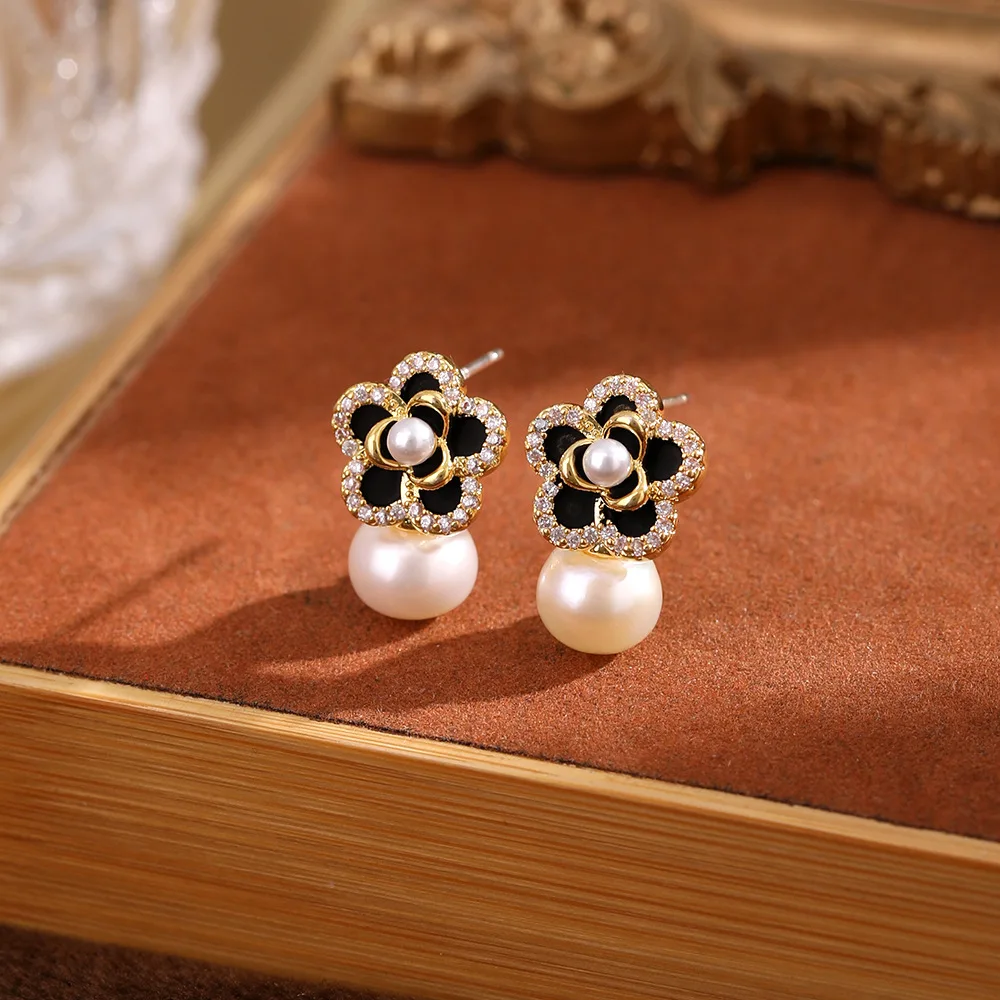 Vintage high quality matte black and white drop enamel camellia earrings Fashion elegant refined zirconium fresh water pearl ear
Vintage high quality matte black and white drop enamel camellia earrings Fashion elegant refined zirconium fresh water pearl ear
