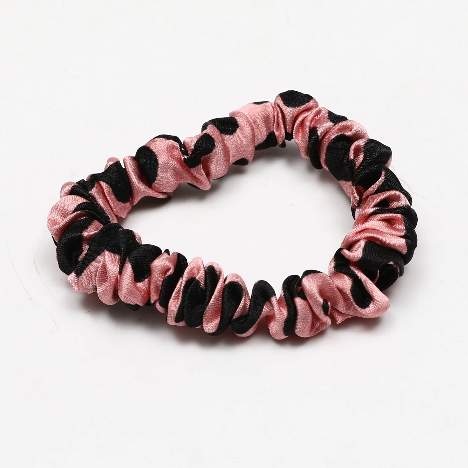 22mm Momme Silk Scrunchie Leopard Hair Band 6A Grade Silk Fiber With OEKO-TEX,No Damage
22mm Momme Silk Scrunchie Leopard Hair Band 6A Grade Silk Fiber With OEKO-TEX,No Damage
