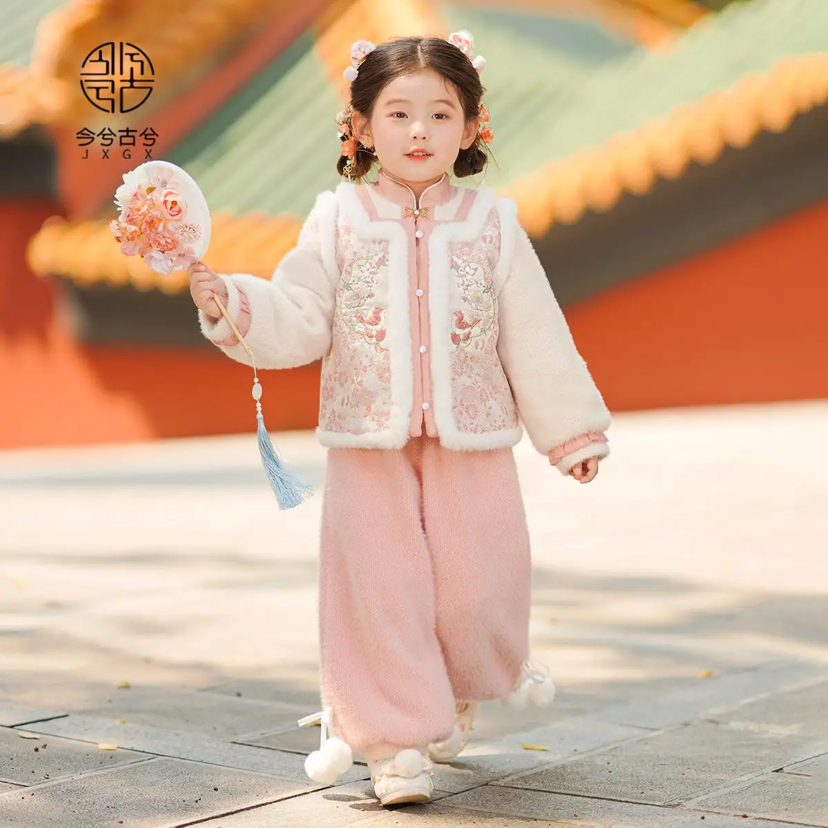 Зимний костюм Hanfu для девочек, детский национальный стиль на китайском Новом году, новая новогодняя одежда для девочек в китайском стиле Тан.
Зимний костюм Hanfu для девочек, детский национальный стиль на китайском Новом году, новая новогодняя одежда для девочек в китайском стиле Тан.