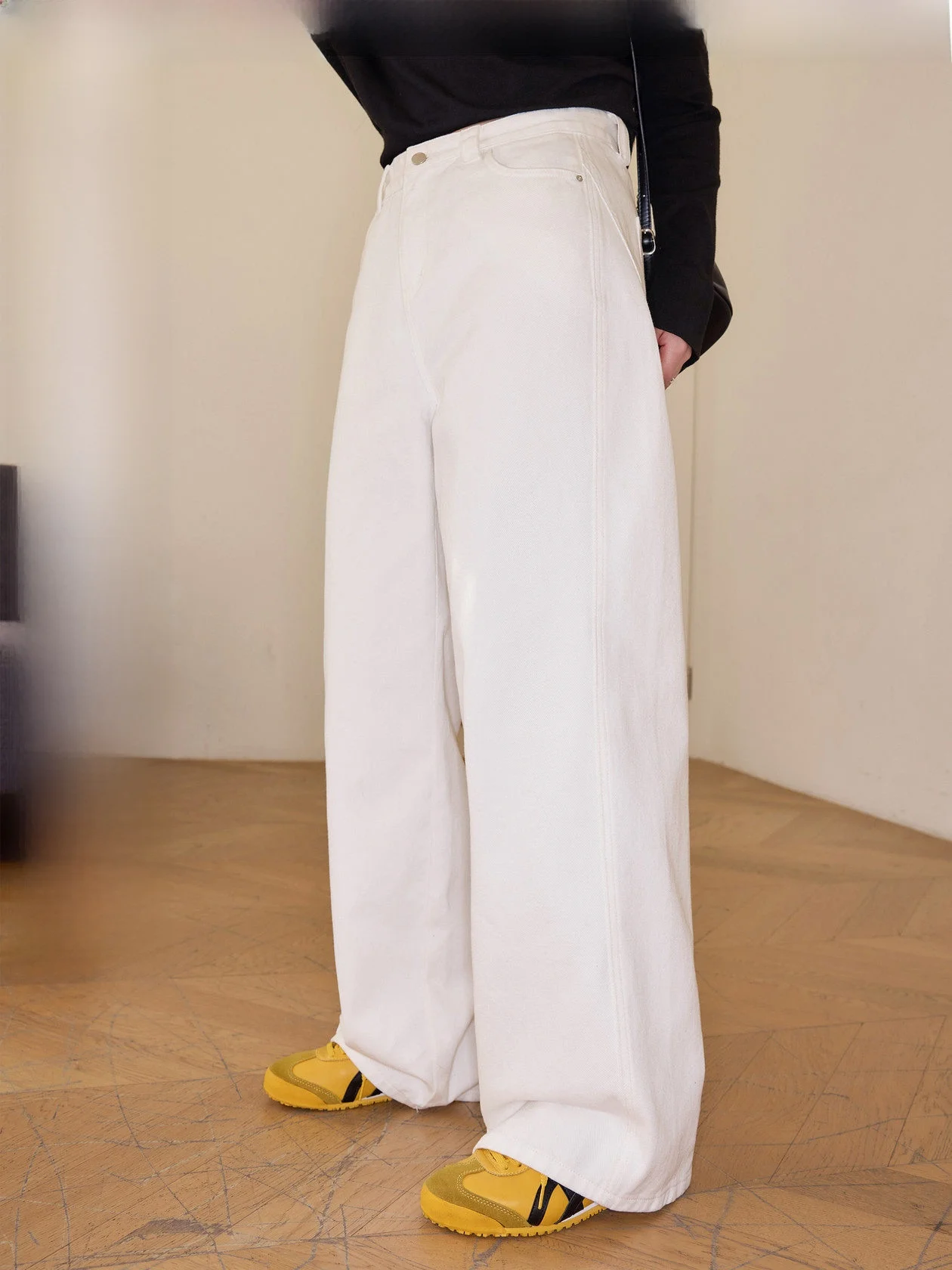 Джинсы Juxiu Studio больших размеров с широкими штанинами для полных женщин, универсальные свободные джинсы-клеш, зима 2024, женская премиальная модная одежда
Джинсы Juxiu Studio больших размеров с широкими штанинами для полных женщин, универсальные свободные джинсы-клеш, зима 2024, женская премиальная модная одежда