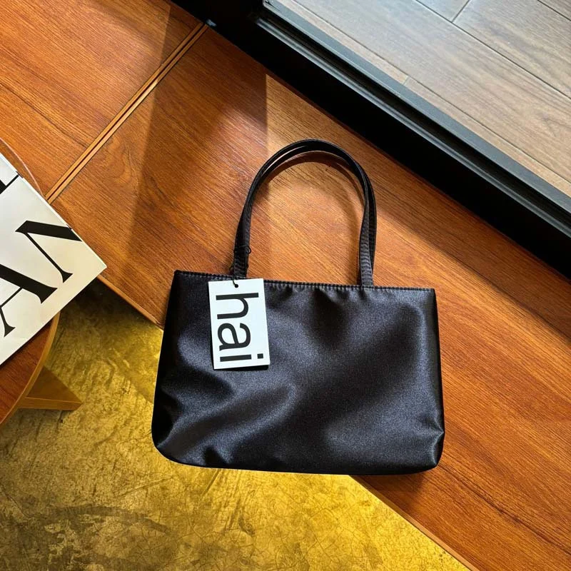Temperament Satin Handheld Bag Fashion Double Shoulder Strap Underarm Tote Bag Women Solid Versatile Small Square Handbag
Temperament Satin Handheld Bag Fashion Double Shoulder Strap Underarm Tote Bag Women Solid Versatile Small Square Handbag