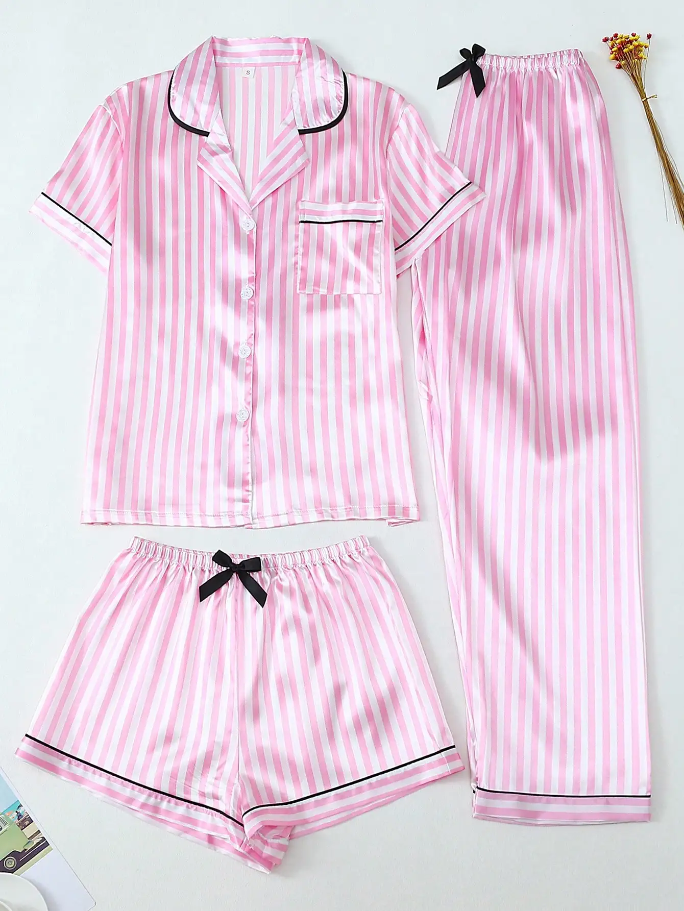 Комплект из 3 предметов: розово-белая атласная пижама в полоску с топом с воротником и шортами
Комплект из 3 предметов: розово-белая атласная пижама в полоску с топом с воротником и шортами