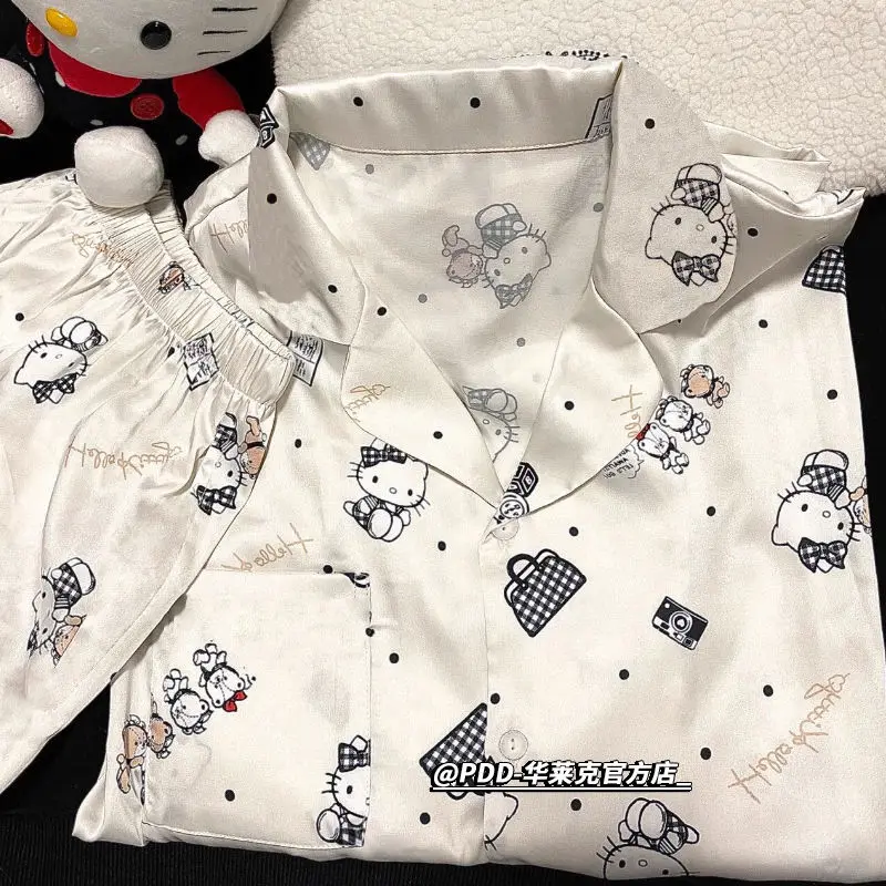 Новые летние белые с лацканами, милые пижамы с короткими рукавами и принтом Hello Kitty, крутые пижамы из ледяного шелка, женские кардиганы, шорты, комплект домашней одежды
Новые летние белые с лацканами, милые пижамы с короткими рукавами и принтом Hello Kitty, крутые пижамы из ледяного шелка, женские кардиганы, шорты, комплект домашней одежды