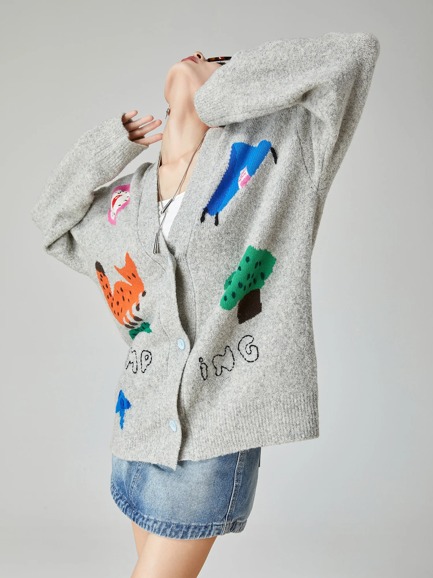 Свободный вязаный кардиган для женщин, новинка весенней коллекции, модный свитер с принтом, V-образный вырез, длинный рукав, полиэстер
Свободный вязаный кардиган для женщин, новинка весенней коллекции, модный свитер с принтом, V-образный вырез, длинный рукав, полиэстер