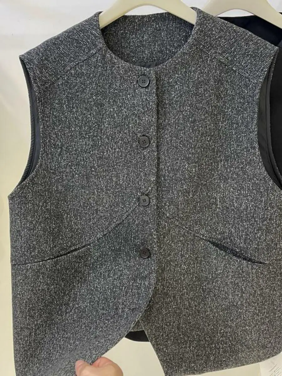 Elegant Lady's Sleeveless Jacket 2024 Autumn New Style Single Button Design Fashionable Versatile Commute Style Regular Length
Elegant Lady's Sleeveless Jacket 2024 Autumn New Style Single Button Design Fashionable Versatile Commute Style Regular Length