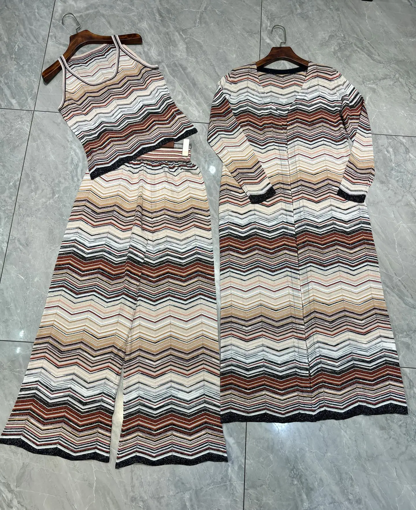 Женский полосатый вязаный комплект, кардиган с длинными рукавами + жилет без рукавов с U-образным вырезом + прямые широкие брюки с эластичной резинкой на талии, элегантный костюм
Женский полосатый вязаный комплект, кардиган с длинными рукавами + жилет без рукавов с U-образным вырезом + прямые широкие брюки с эластичной резинкой на талии, элегантный костюм