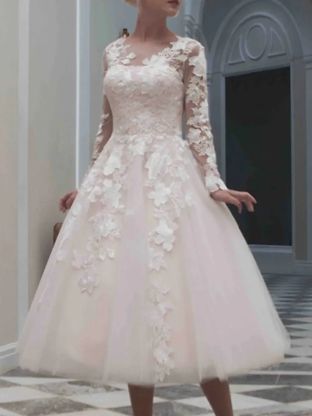 A-Line Wedding Dresses Jewel Neck Knee Length Lace Tulle Long Sleeve Vintage with Appliques 2023Vestido فستان Robe De Mariée
A-Line Wedding Dresses Jewel Neck Knee Length Lace Tulle Long Sleeve Vintage with Appliques 2023Vestido فستان Robe De Mariée
