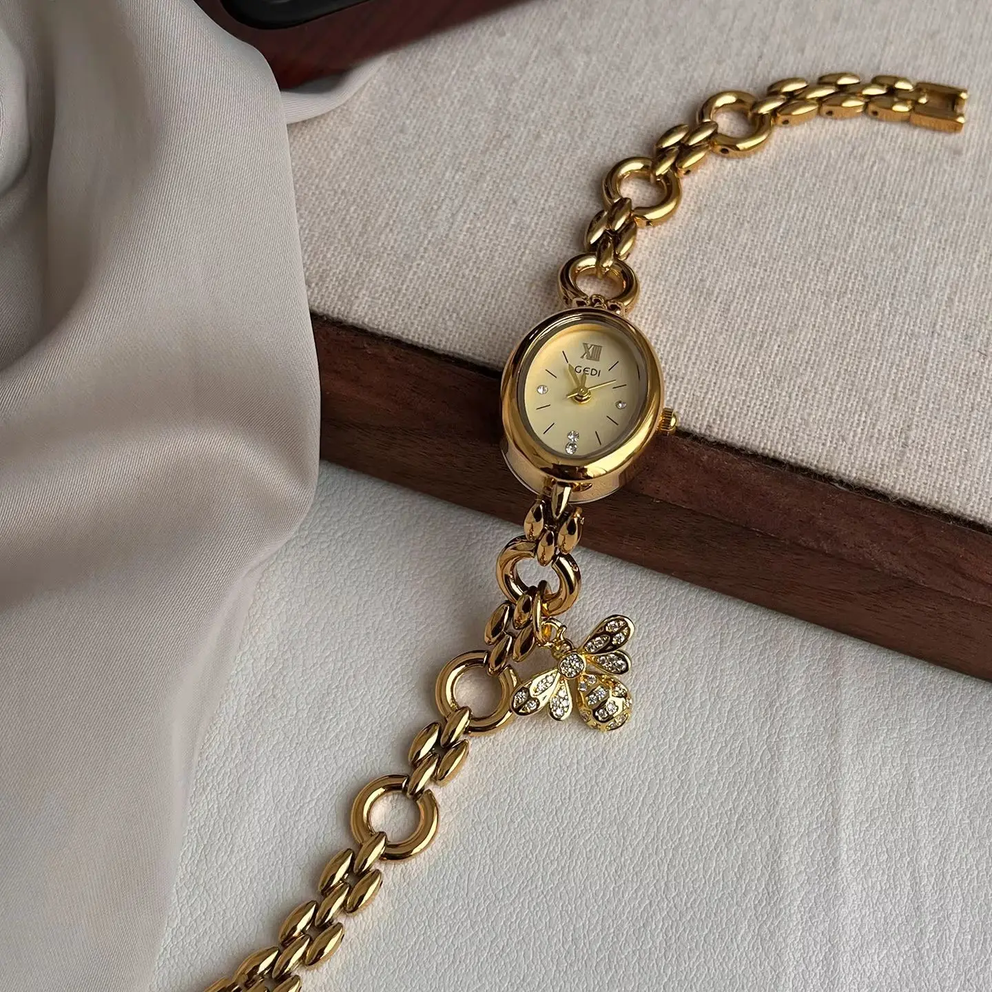 Fashion Luxury Watch for Women with Elegant Personality Pendant Design, Oval Dial Bracelet Original Quartz Women's Watches Gift
Fashion Luxury Watch for Women with Elegant Personality Pendant Design, Oval Dial Bracelet Original Quartz Women's Watches Gift